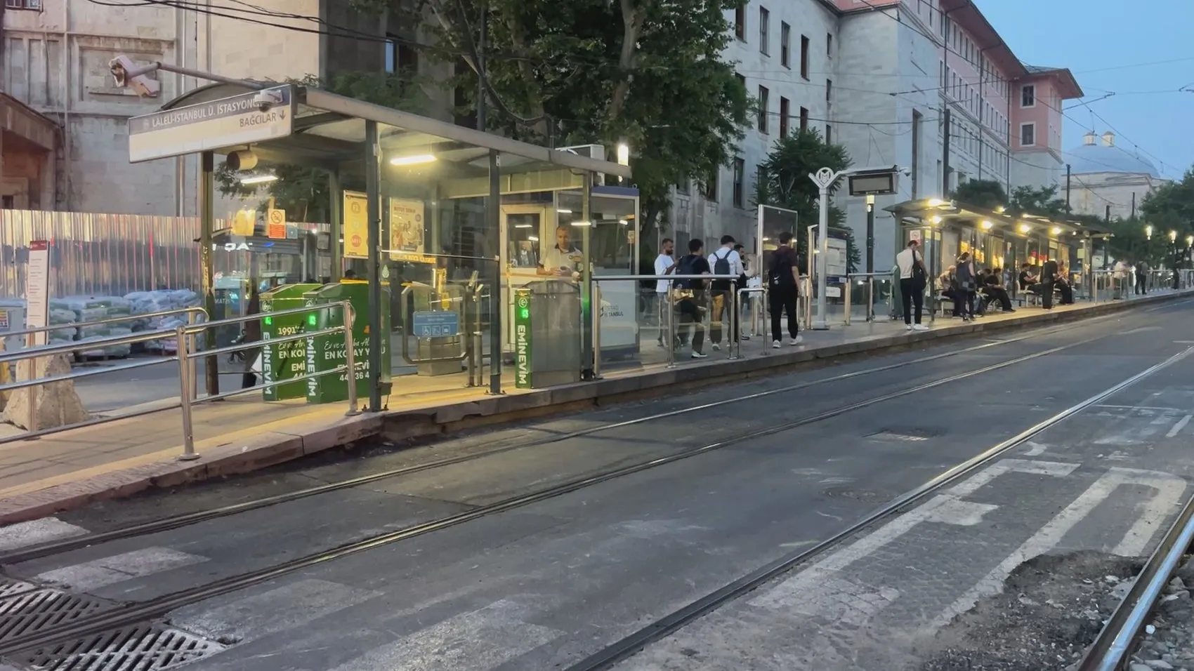 Laleli tramvay durağında 6 yaşındaki çocuk hayatını kaybetti