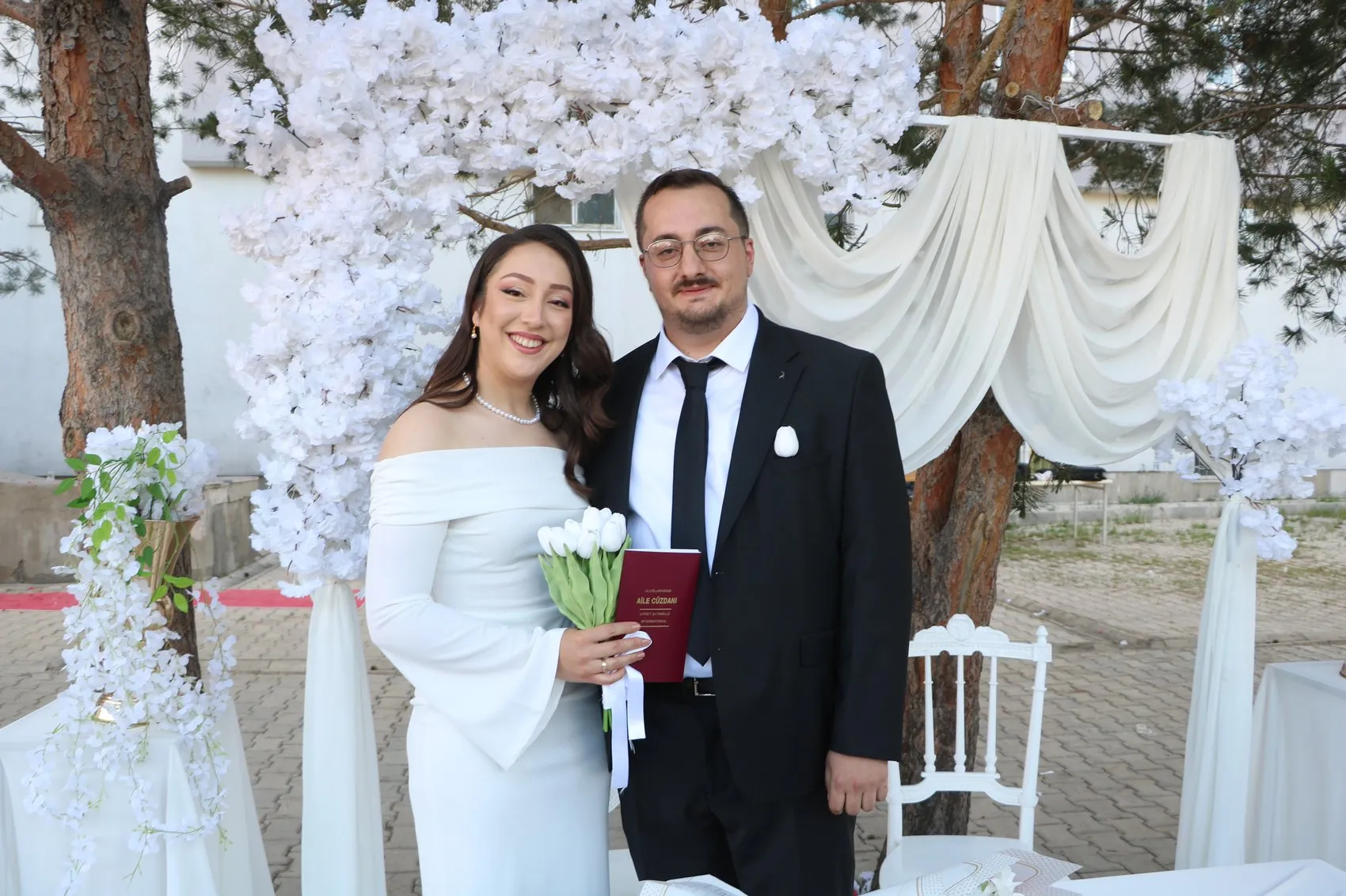 Yüksekovalı öğretmen çift nikah masasını okul bahçesine taşıdı