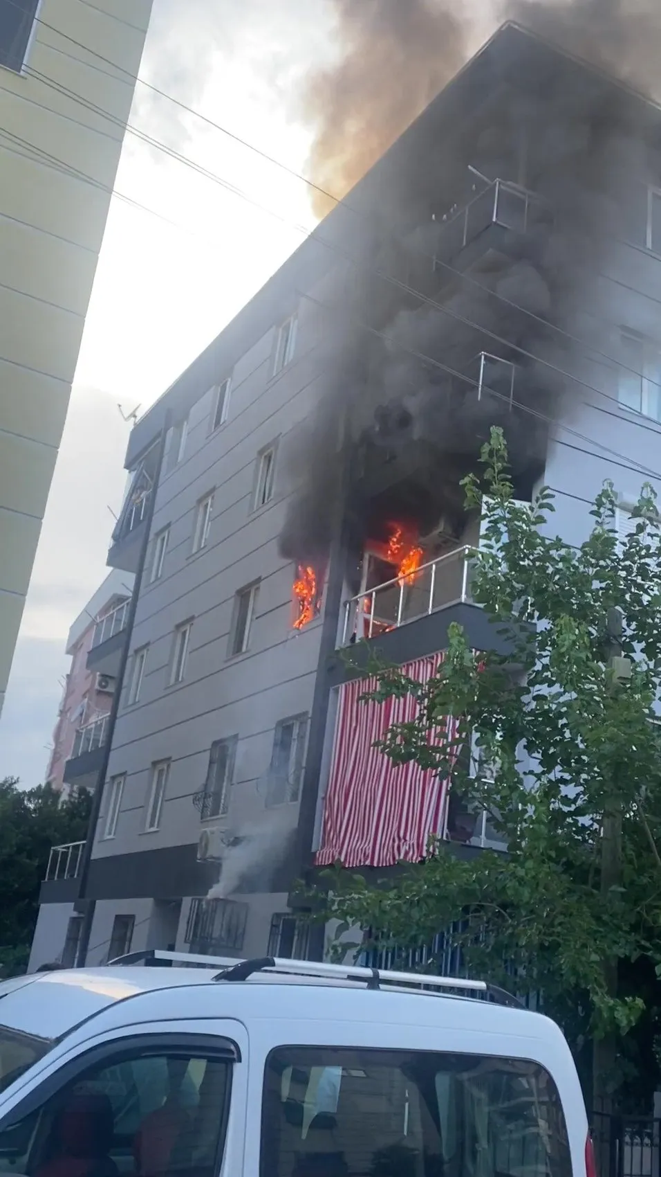 Antalya'da apartman yangını İki kişi pencerelerden kurtarıldı