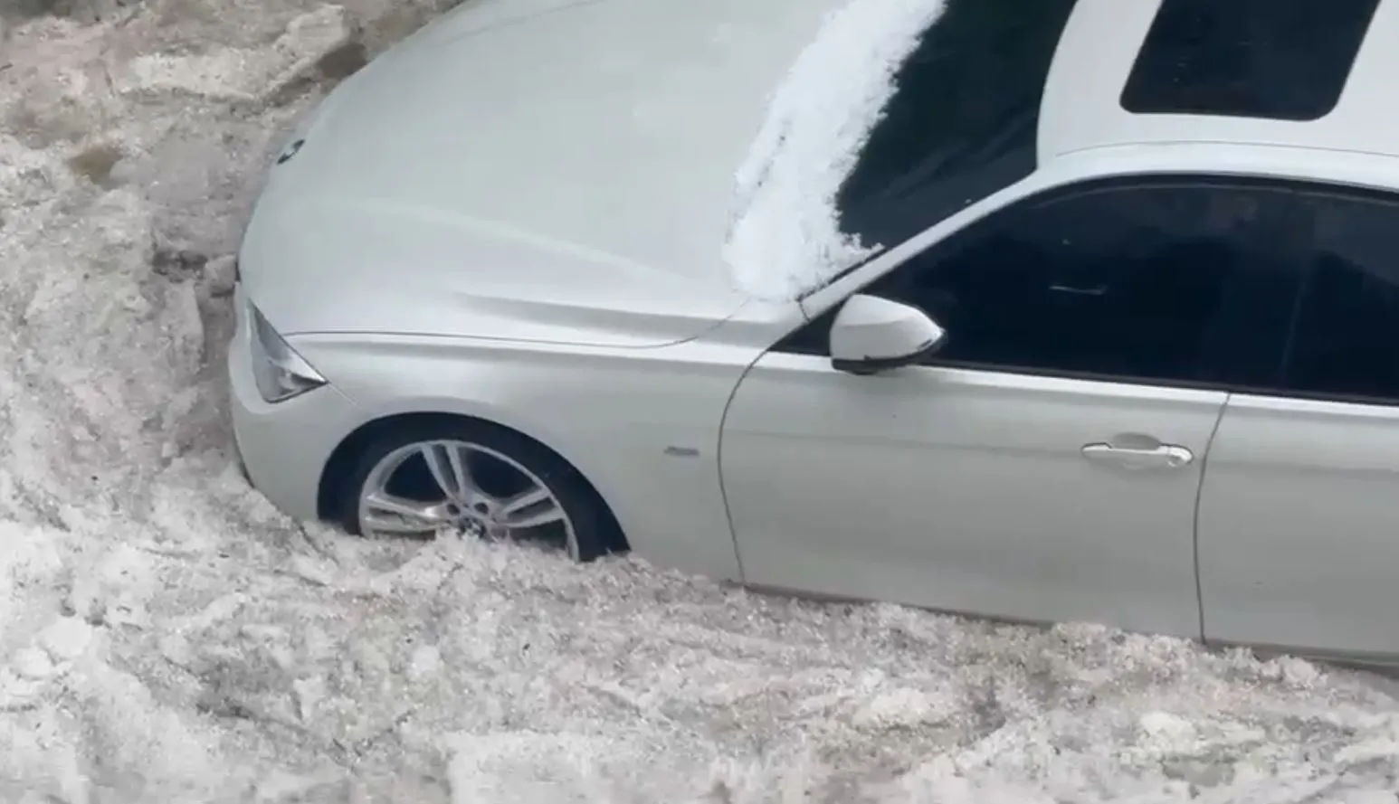 Ankara'da aniden bastıran dolu trafiği kilitledi