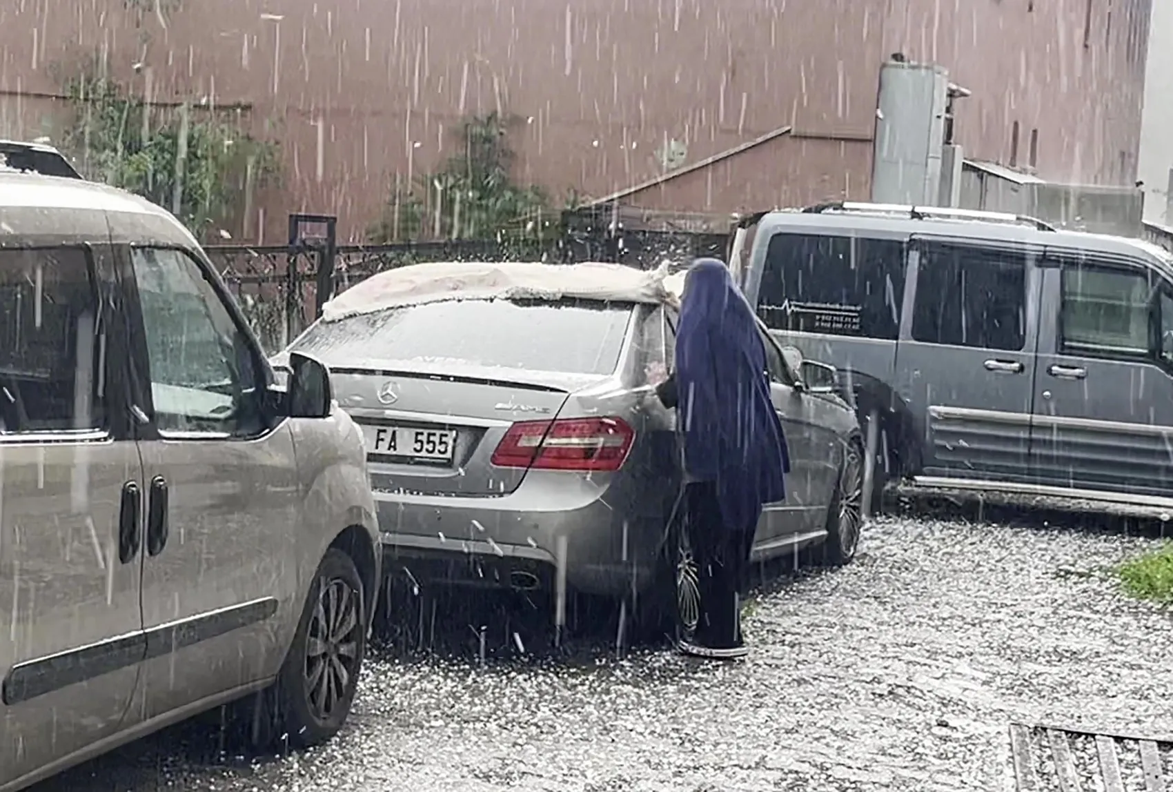 Ardahan’da aniden bastıran dolu sokakları beyaza boyadı