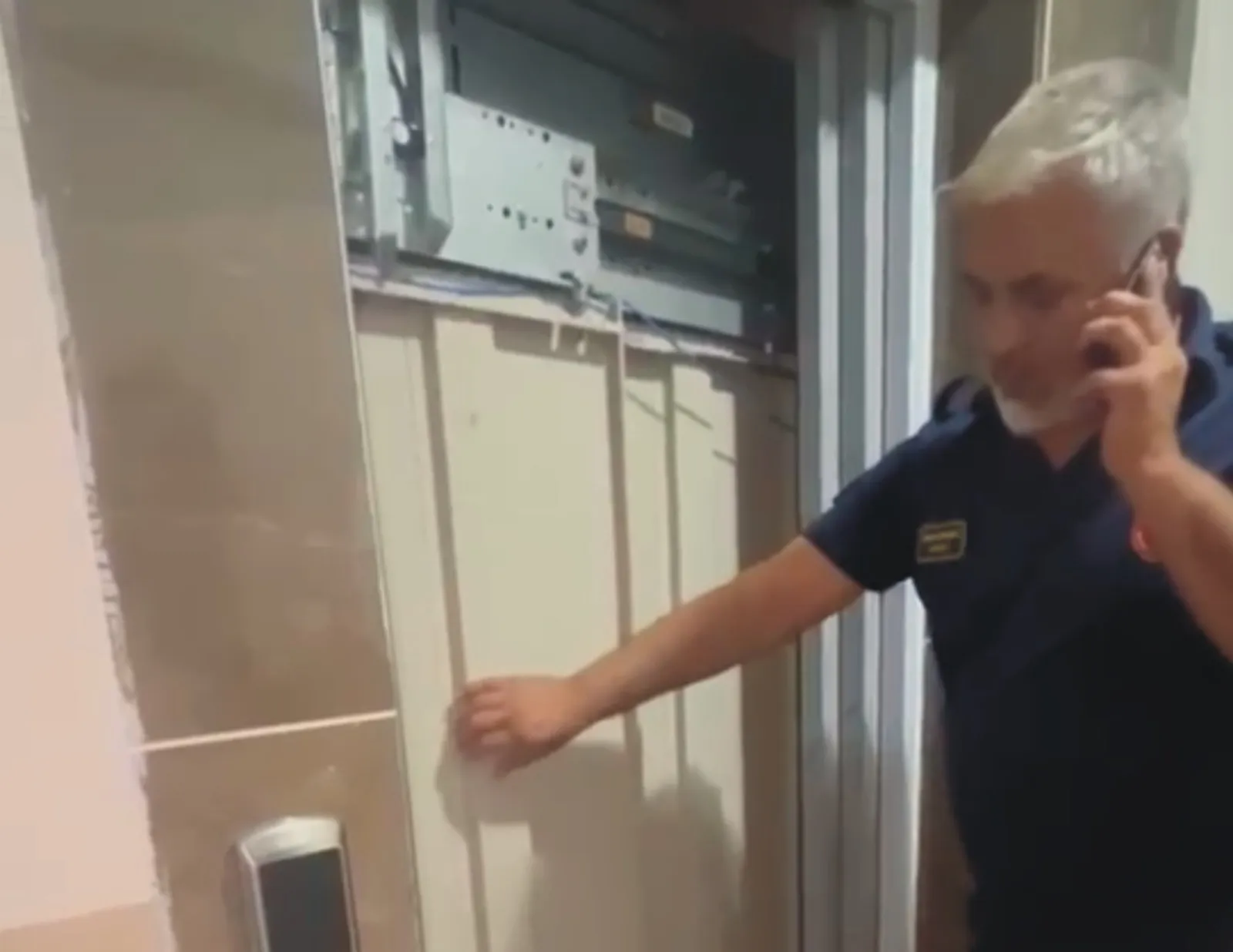 Sınava giderken asansörde kaldı itfaiye hayatını kurtardı