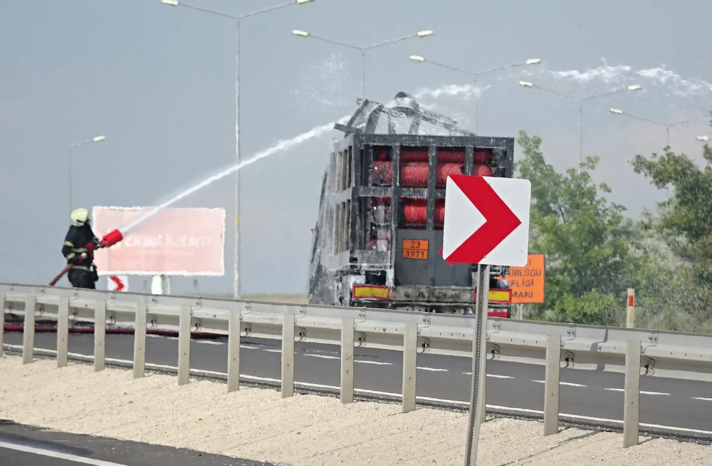Aksaray yolunda yanan TIR ormanlık alana sıçradı