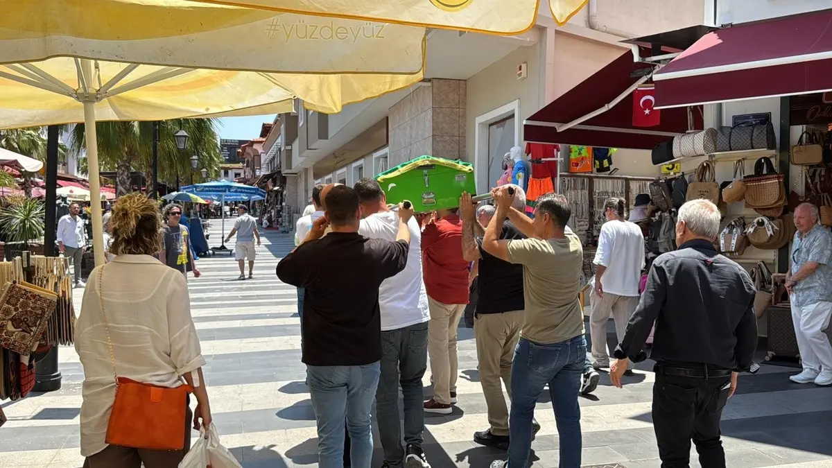 Ece İrtem in cenazesi camiye getirildi! Fotoğraf yarışı pes dedirtti 2