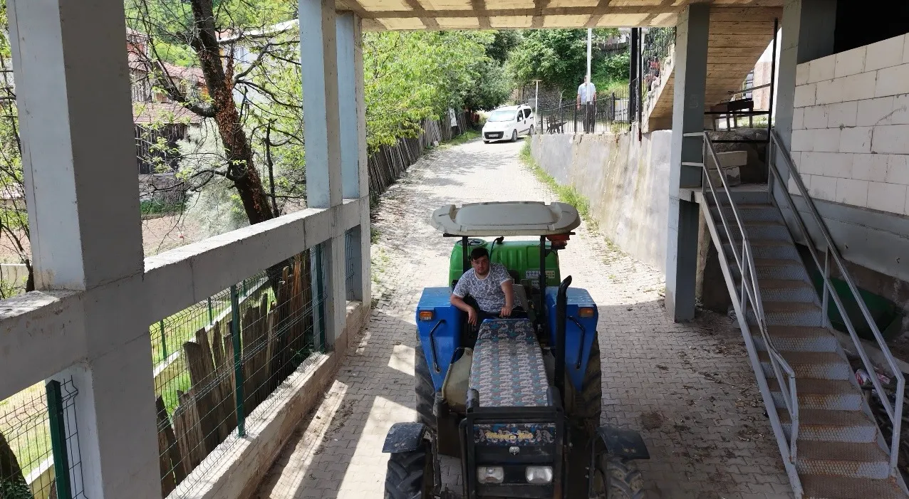 Bursa'da yolun üzerine kurulan 48 yıllık mahalle konağı