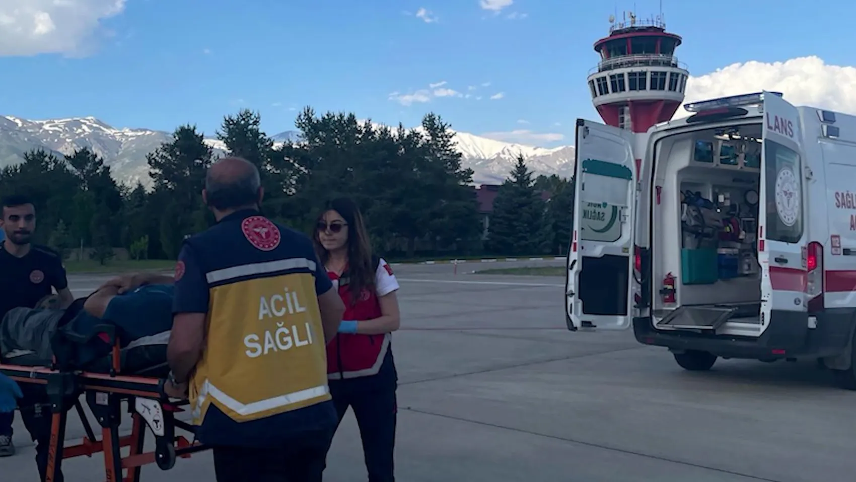 Erzincan'da zorlu arazide kalp hastasına helikopterli kurtarma operasyonu