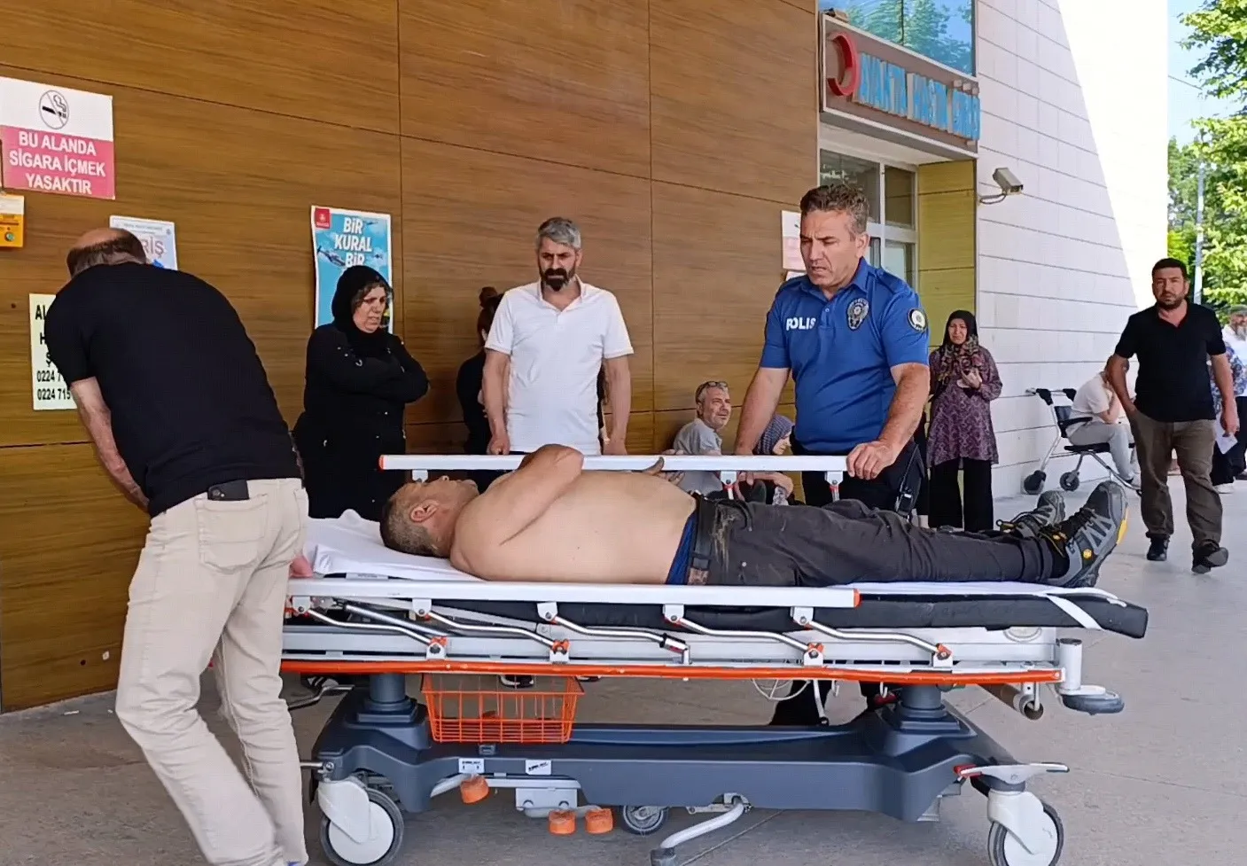İnegöl'de bahçede kiraz toplarken dört metre yüksekten yere çakıldı