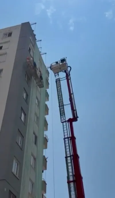 Mersin'de 8'inci kattaki iskelede 3 işçi mahsur kaldı