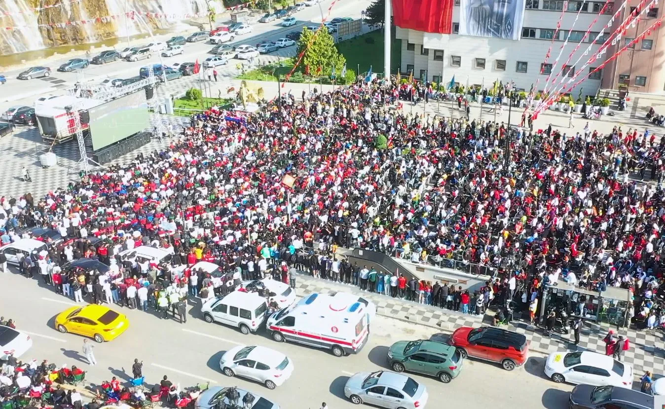 Keçiörenliler milli maç için sabahın ilk ışıklarıyla meydanda buluştu