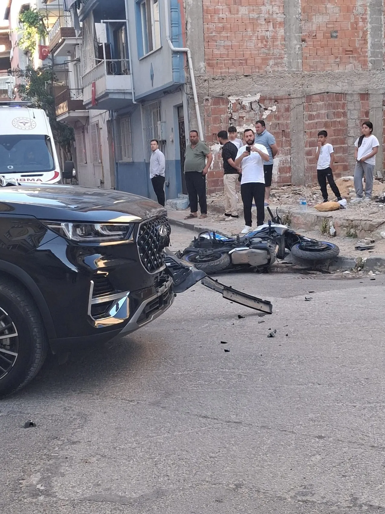Gemlikte trafik kazası genç sürücüyü hastanelik etti