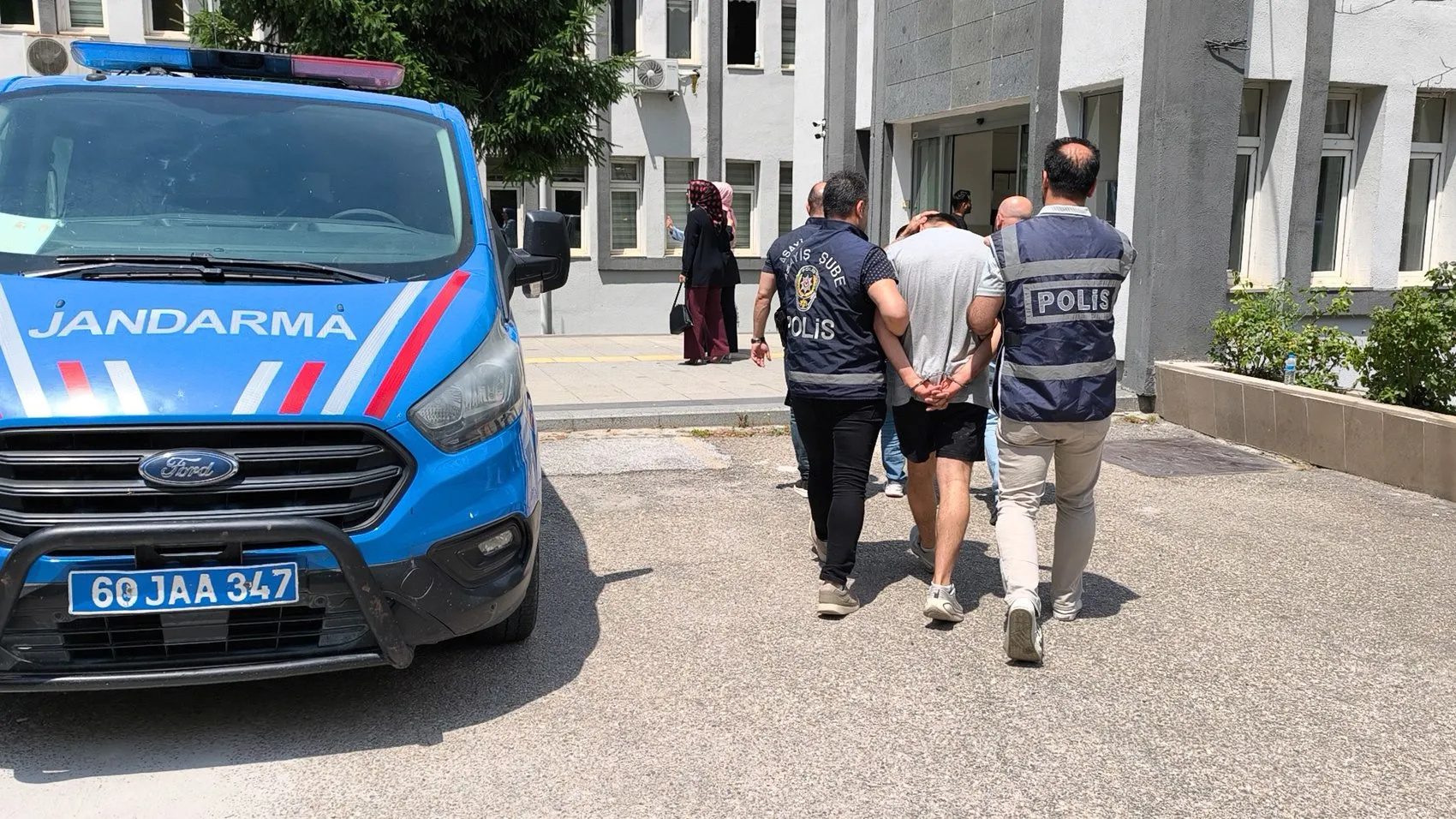 MİT personeli yalanıyla yaşlı kadını dolandıran şüpheliler havalimanında yakalandı