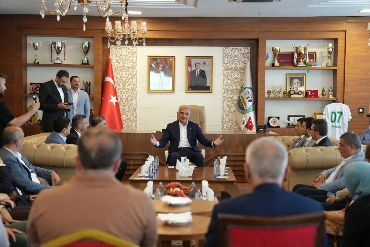 Bakan Ersoy Antalya ziyaretinde nikah masasına oturdu