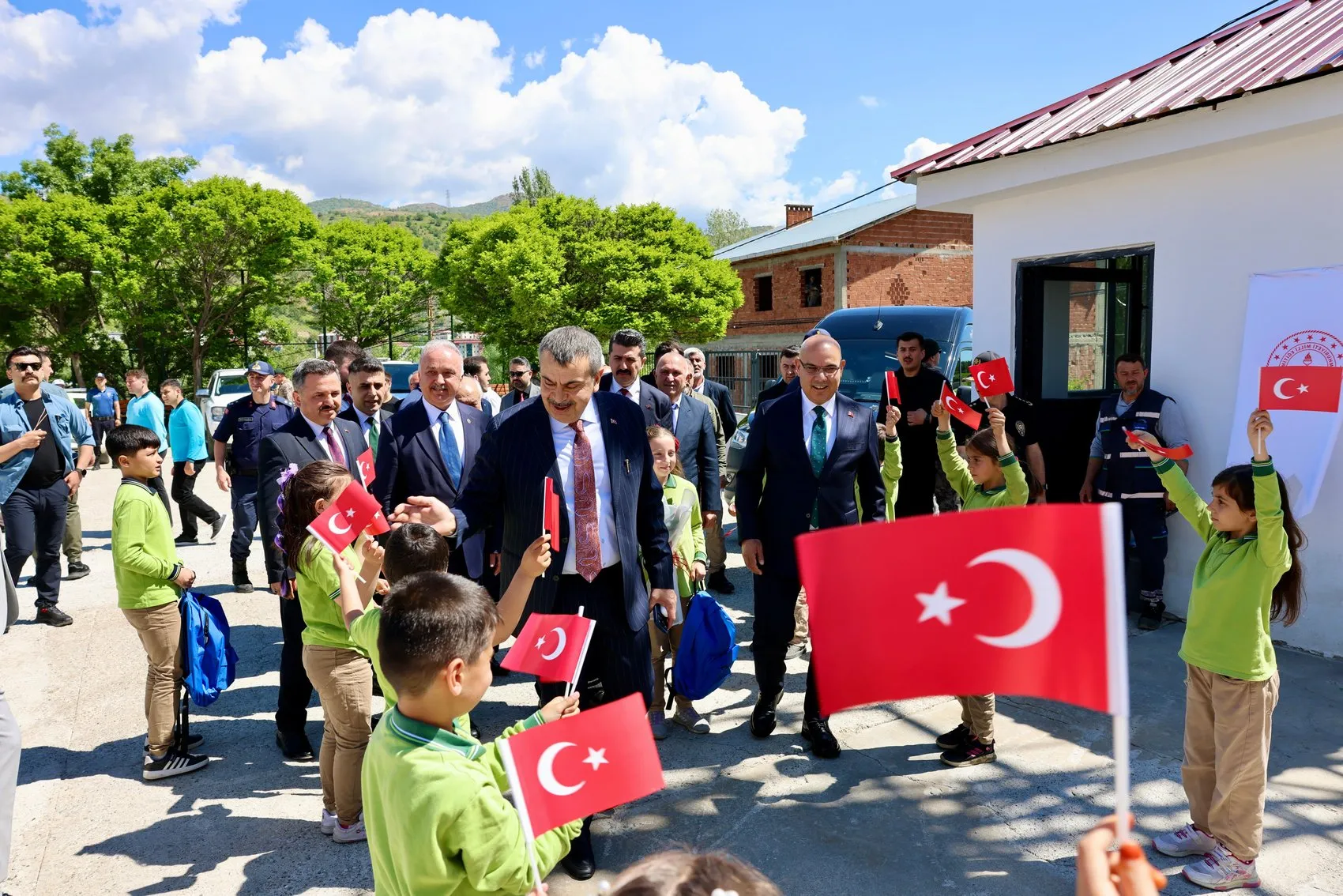 Bakan Tekin eğitim yatırımlarını devrim olarak nitelendirdi