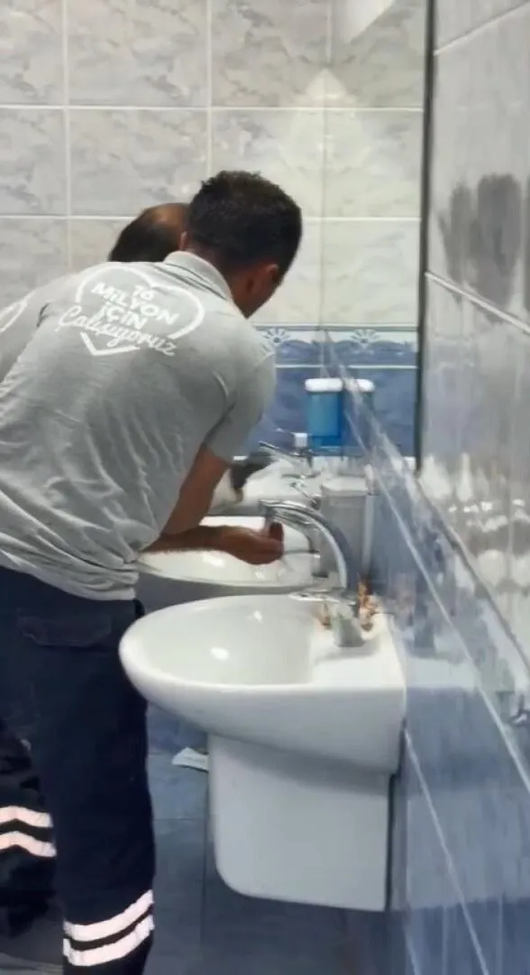 Arnavutköy'de okulun havalandırma boşluğuna düşen yavru karga kurtarıldı