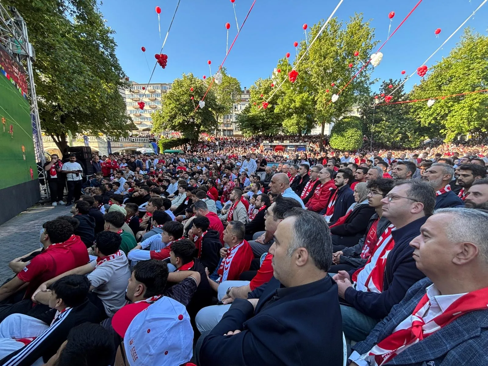 Bursalılar Dünya Kupası coşkusunu meydanlarda yaşadı