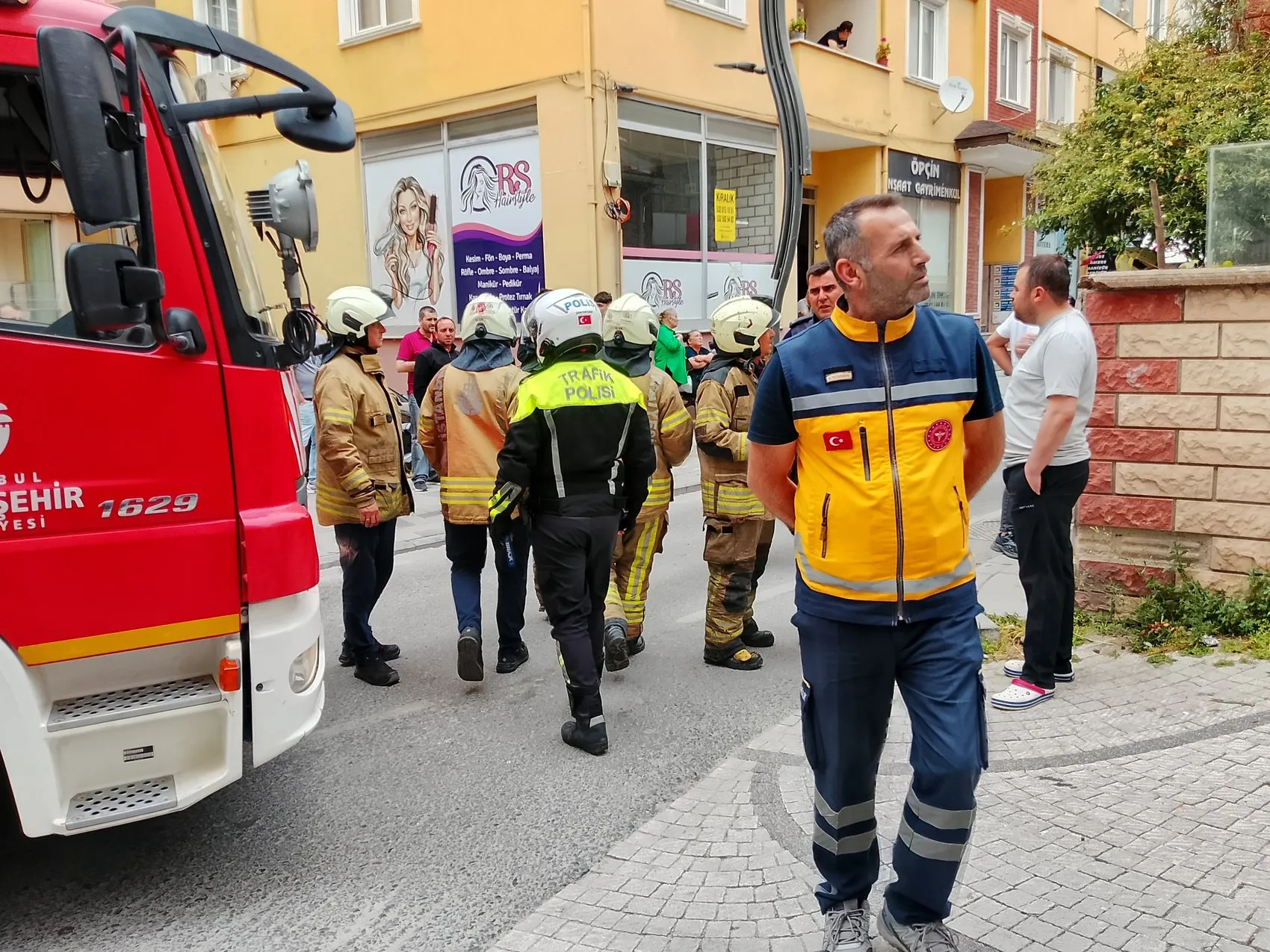 Silivri'de fırtına metruk binayı yıktı