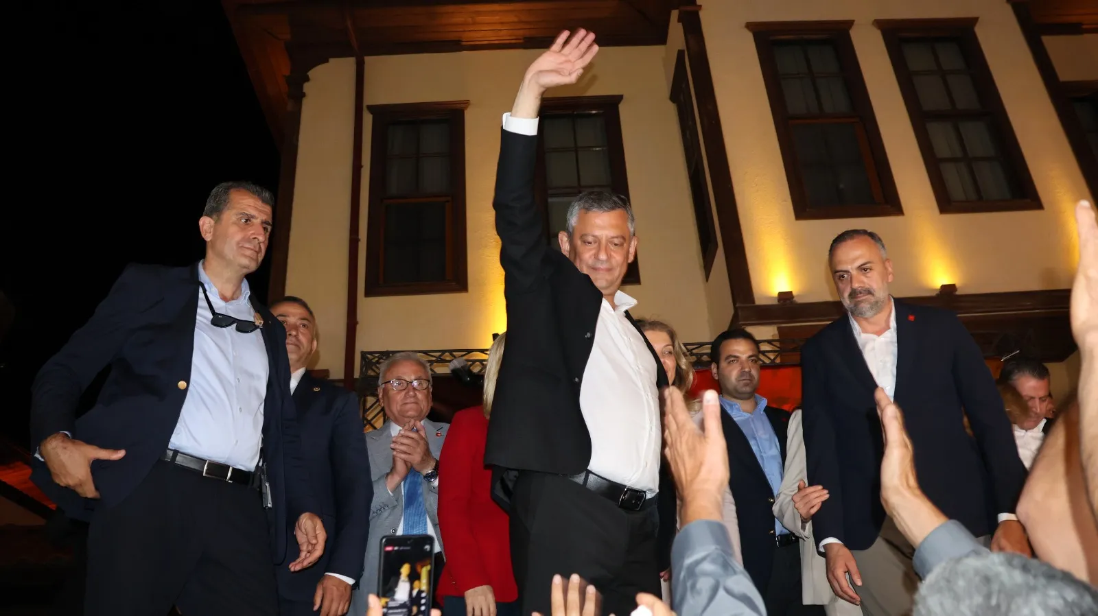 Özgür Özelden kumpas iddiası Boyun eğmeyeceğim