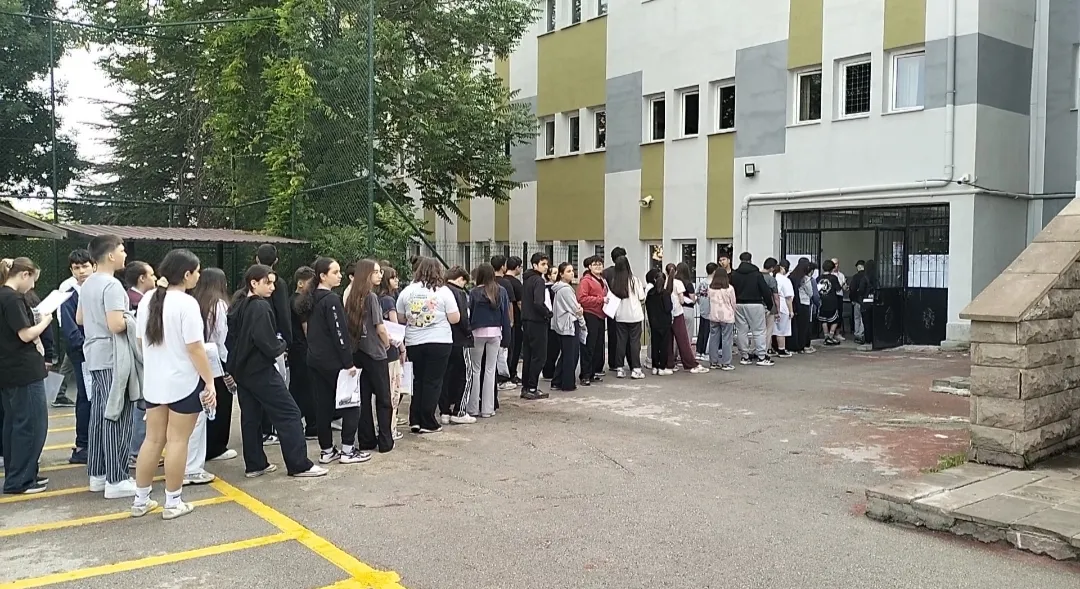 LGS maratonu başladı Milyonlarca öğrenci lise tercihi için ter döktü