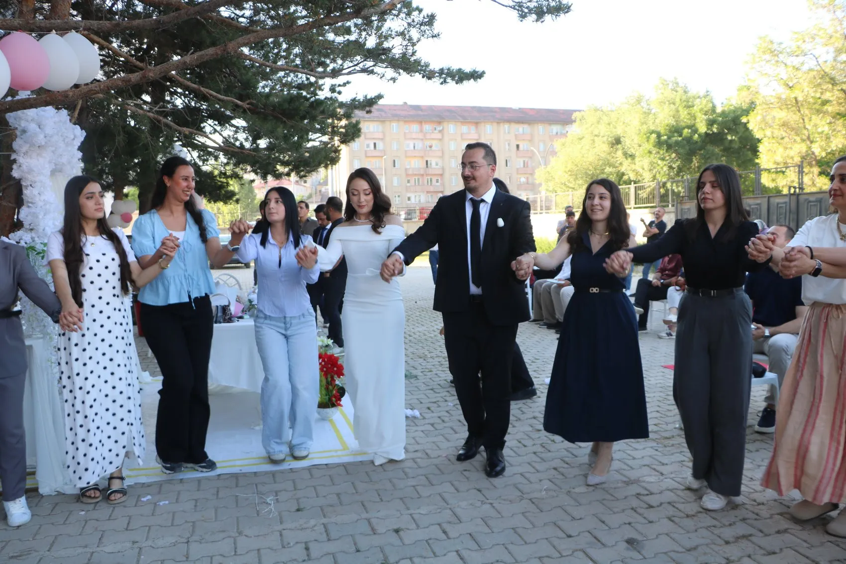 Yüksekovalı öğretmen çift nikah masasını okul bahçesine taşıdı