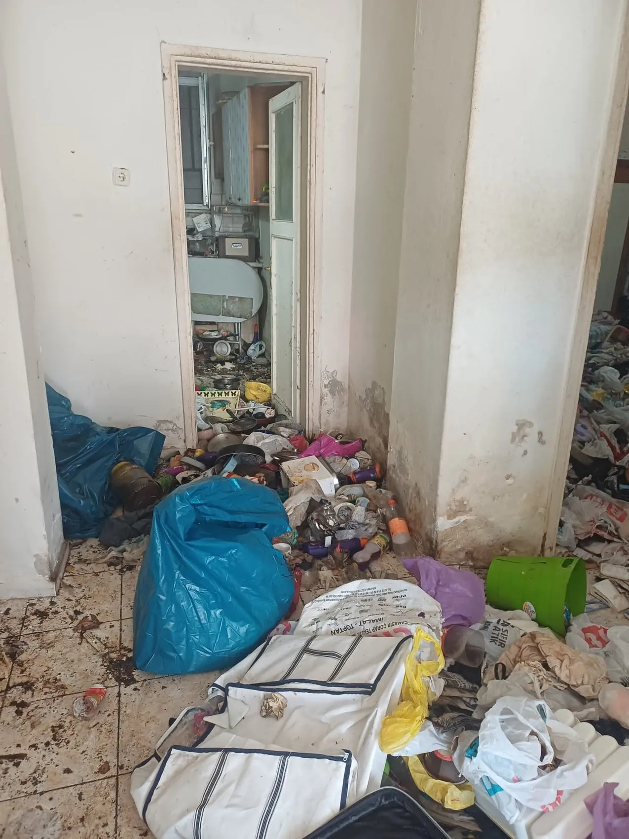 Ataşehir'de bir daireden beş kamyon atık çıktı