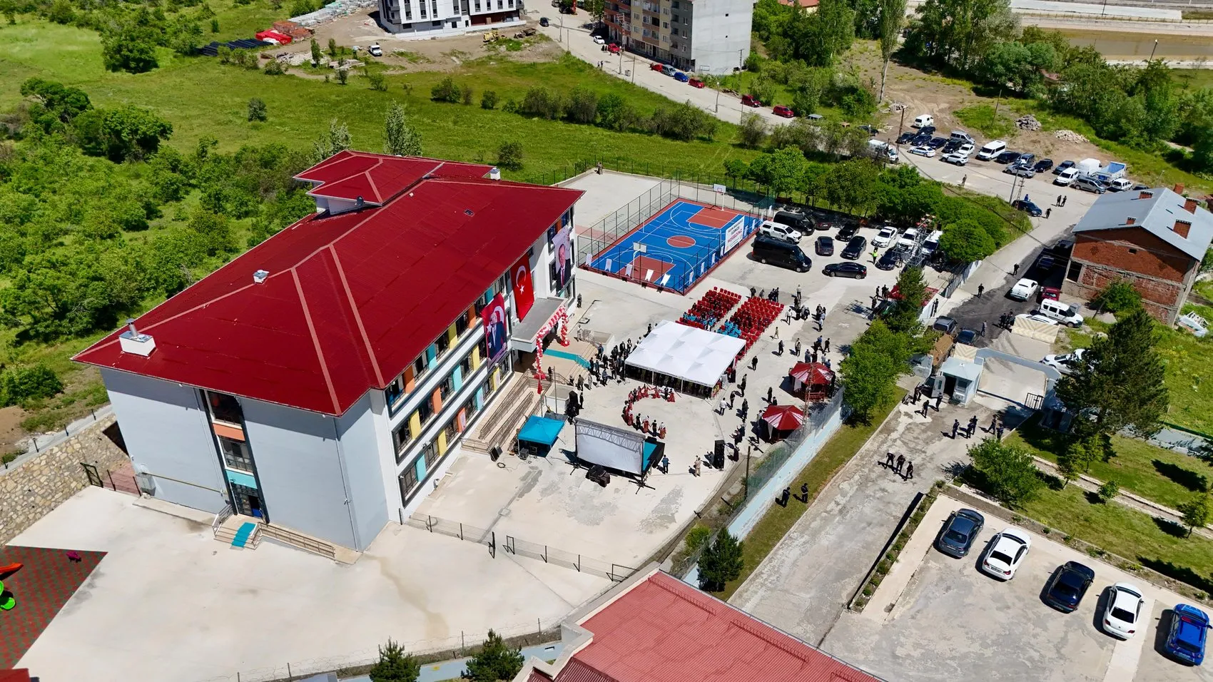 Bakan Tekin eğitim yatırımlarını devrim olarak nitelendirdi