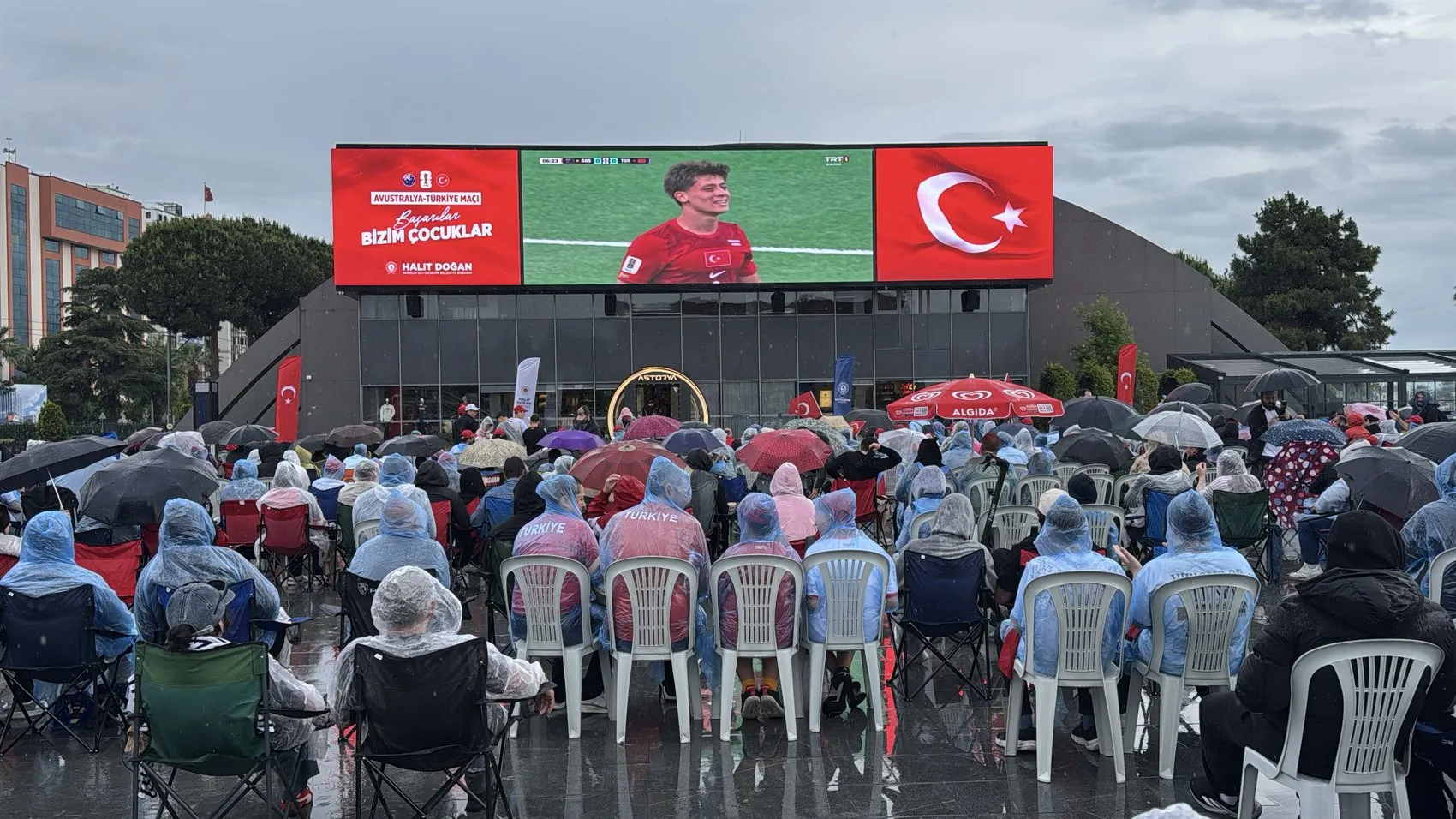 Samsunlular milli maç için yağmura aldırış etmedi