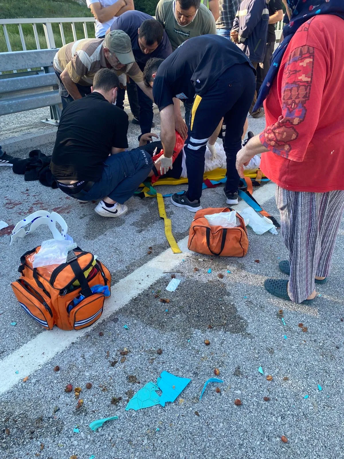 Bartın'da tarım aracı köprü korkuluklarına çarptı 3 yaralı