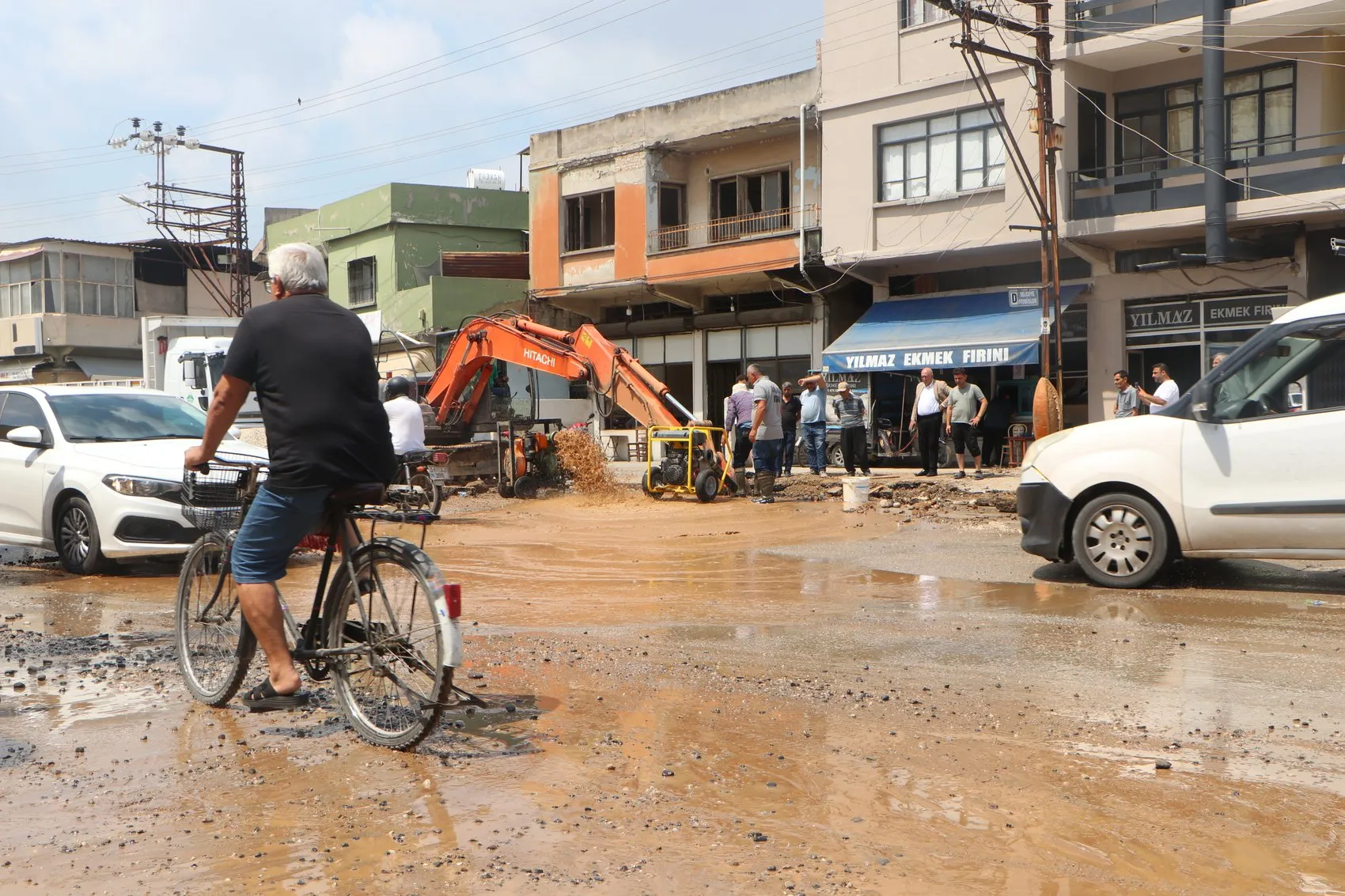 Adana'da ana su borusu patladı ve cadde çöktü