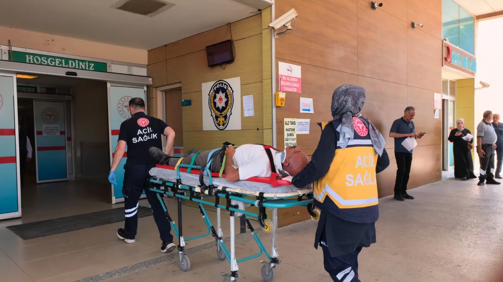 İnegöl'de otobüs dehşeti Çocuğu kurtarmak isterken devrildi