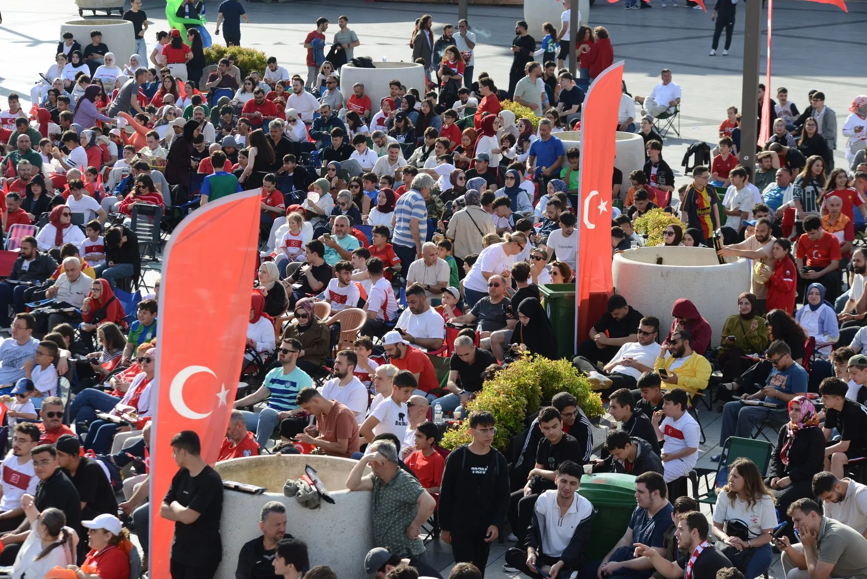 Rizeliler milli maç için meydanda buluştu