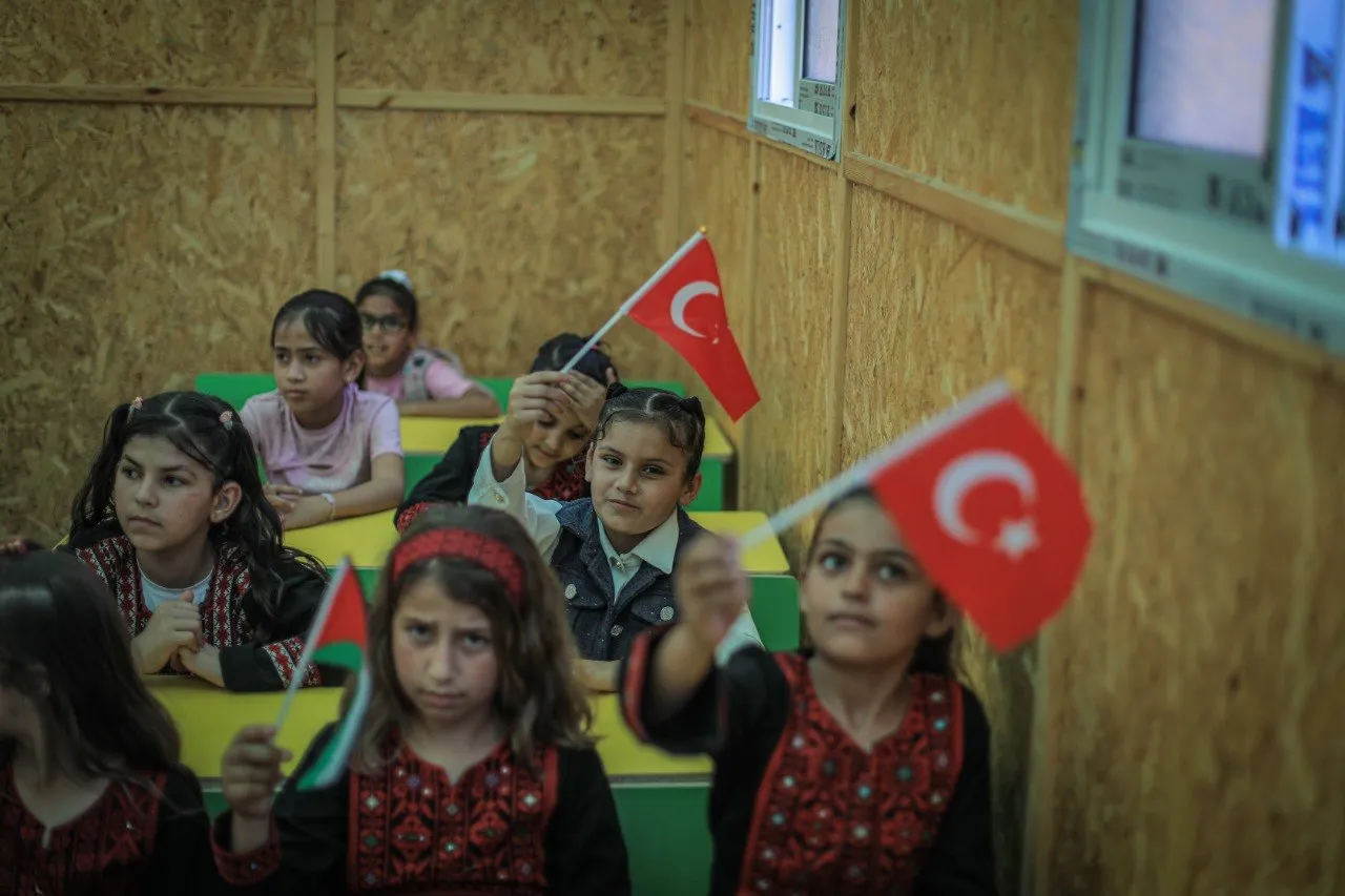 Gazze’de 864 öğrenci için yeni sahra okulu açıldı