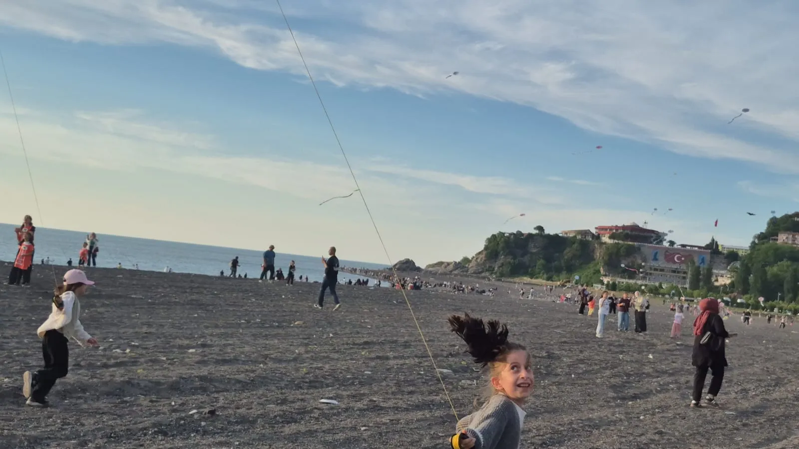 Zonguldak sahiline umut uçurtmalarıyla mesaj gönderdiler