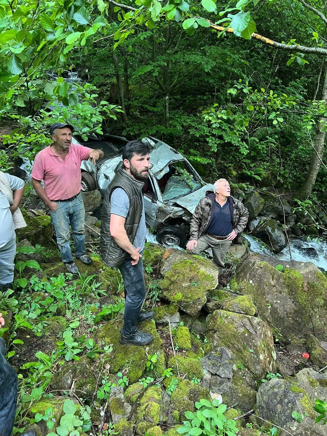 Ordu’da 350 metrelik uçuruma yuvarlanan kamyonetin sürücüsü hayatını kaybetti