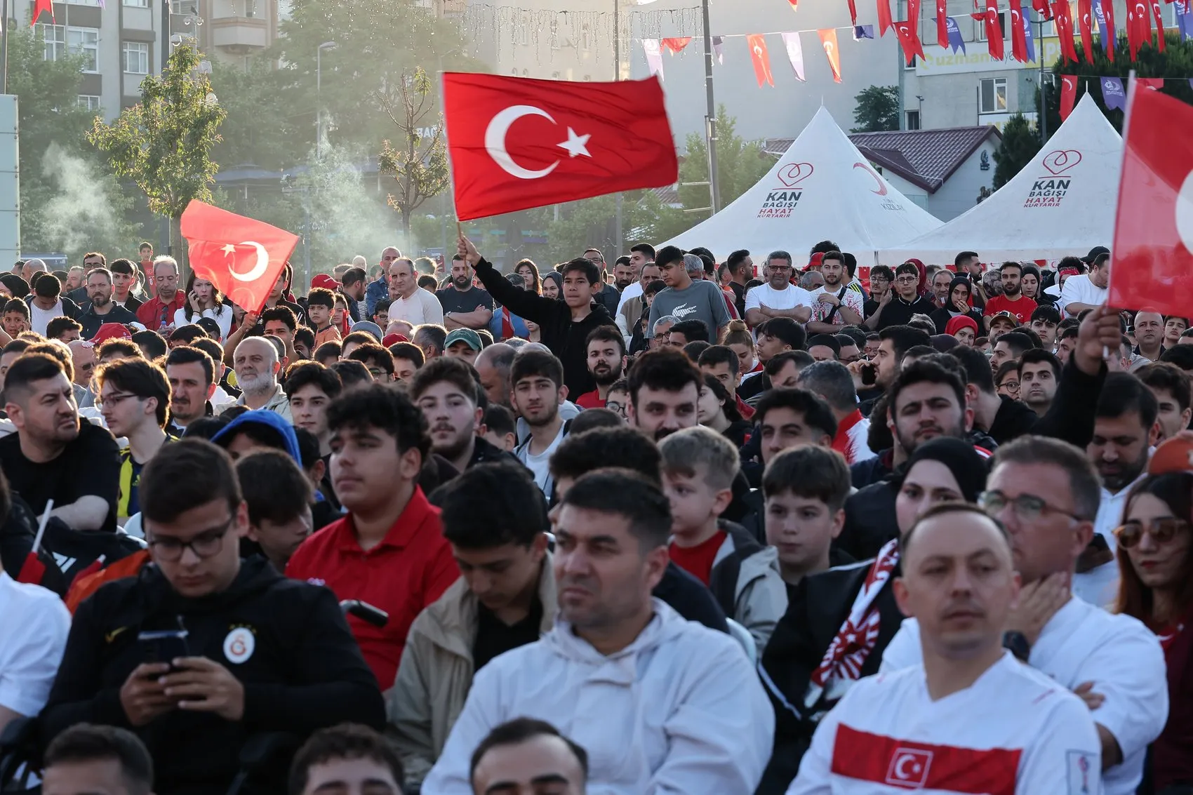 Bağcılar’da sabahın ilk ışıklarında milli heyecan yaşandı