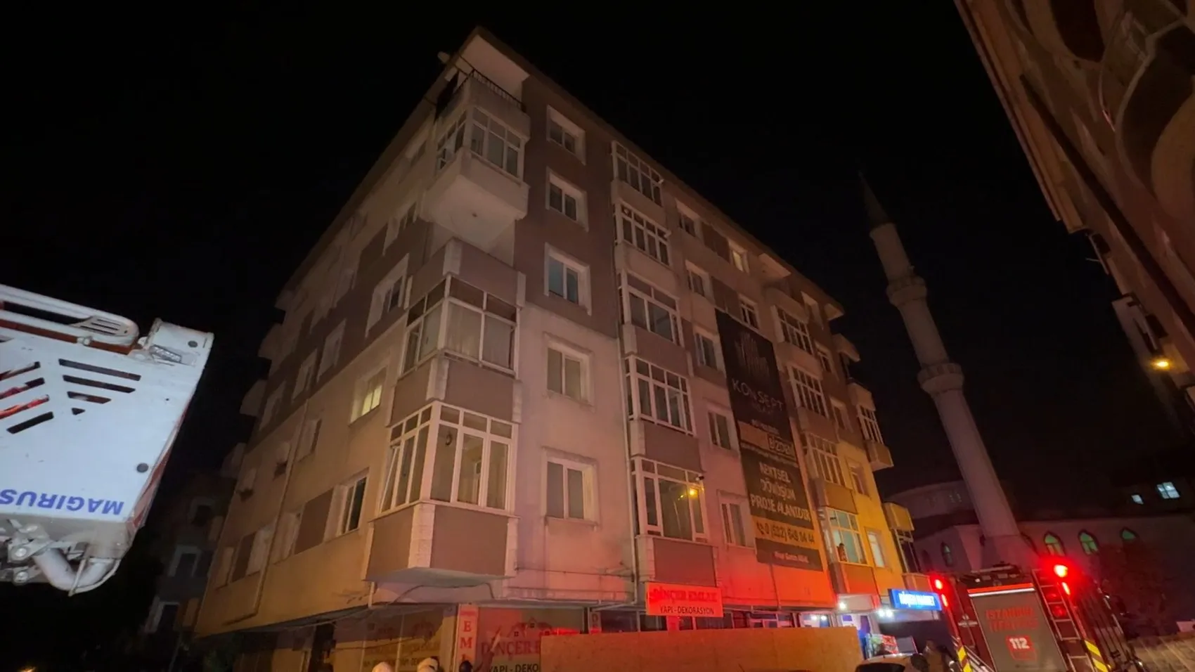 Avcılar'da temel kazısı binayı çökme noktasına getirdi