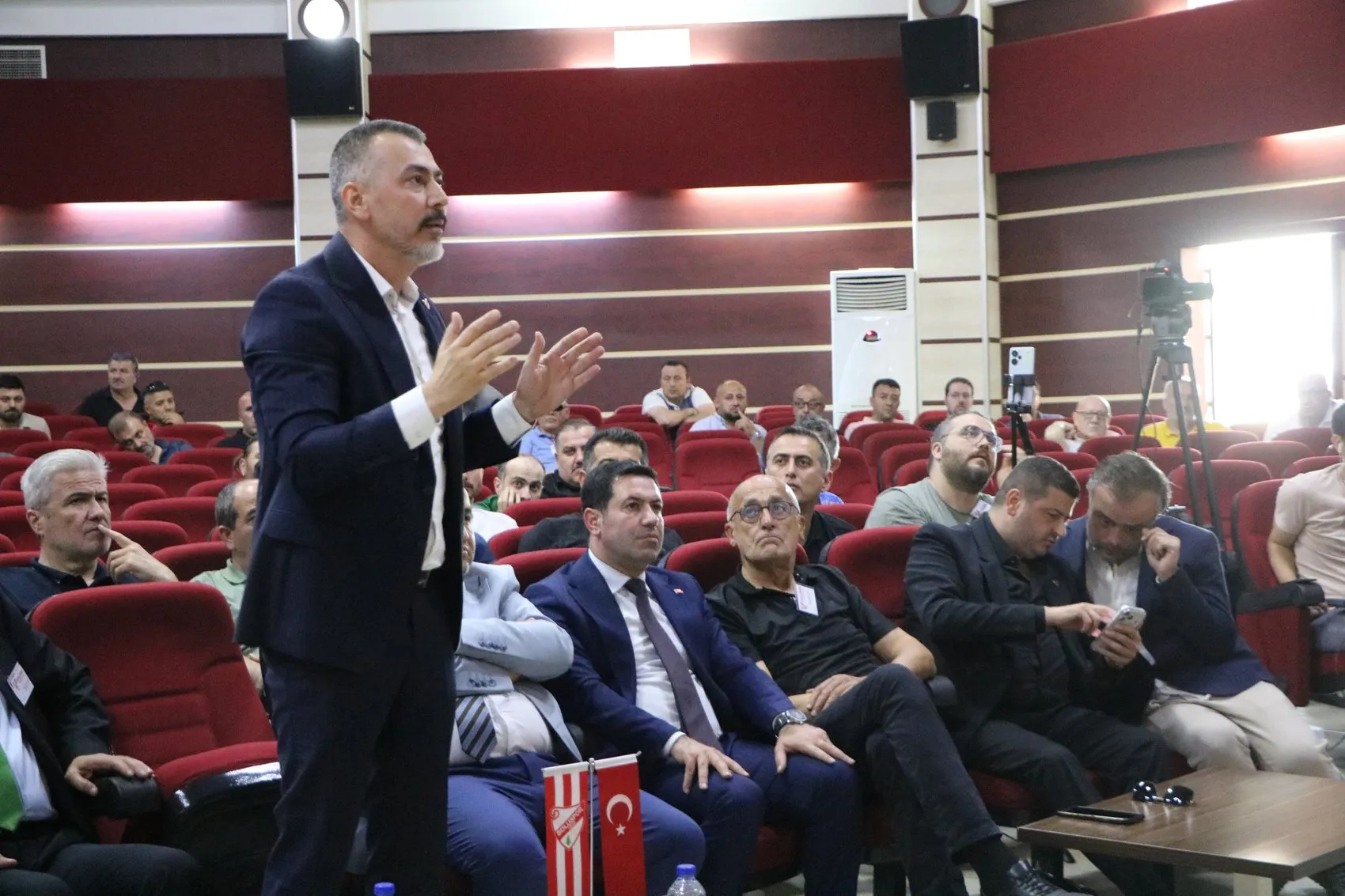 Boluspor kongresinde gergin seçim Erdal Bayrak güven tazeledi