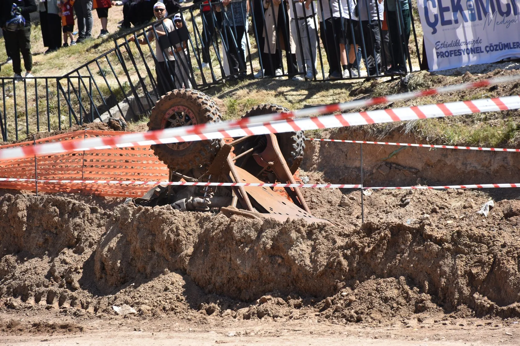 Sivas çamurlu parkurda off-road heyecanı nefes kesti