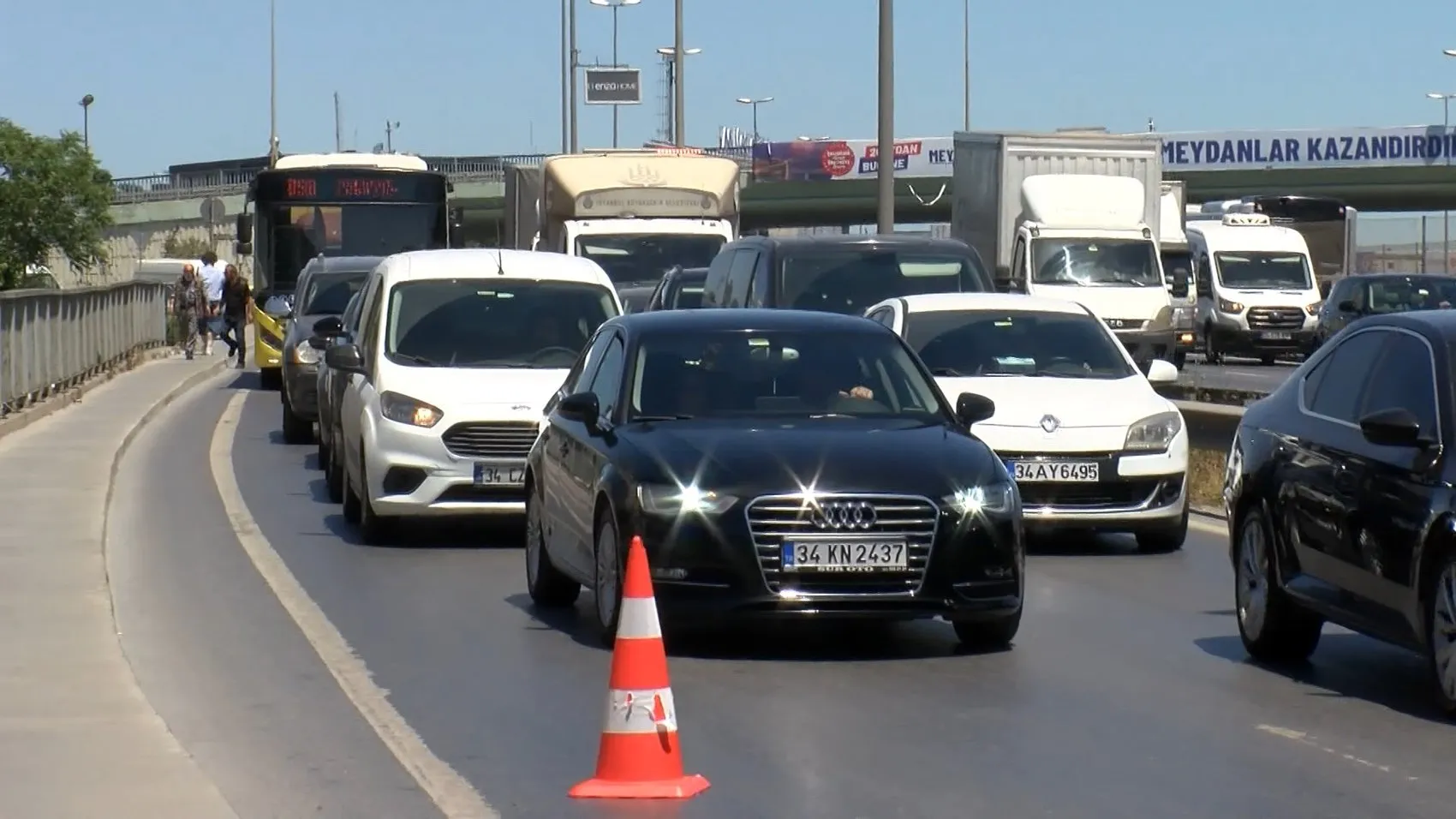 Küçükçekmece'de boş binadan yükselen dumanlar trafiği kilitledi