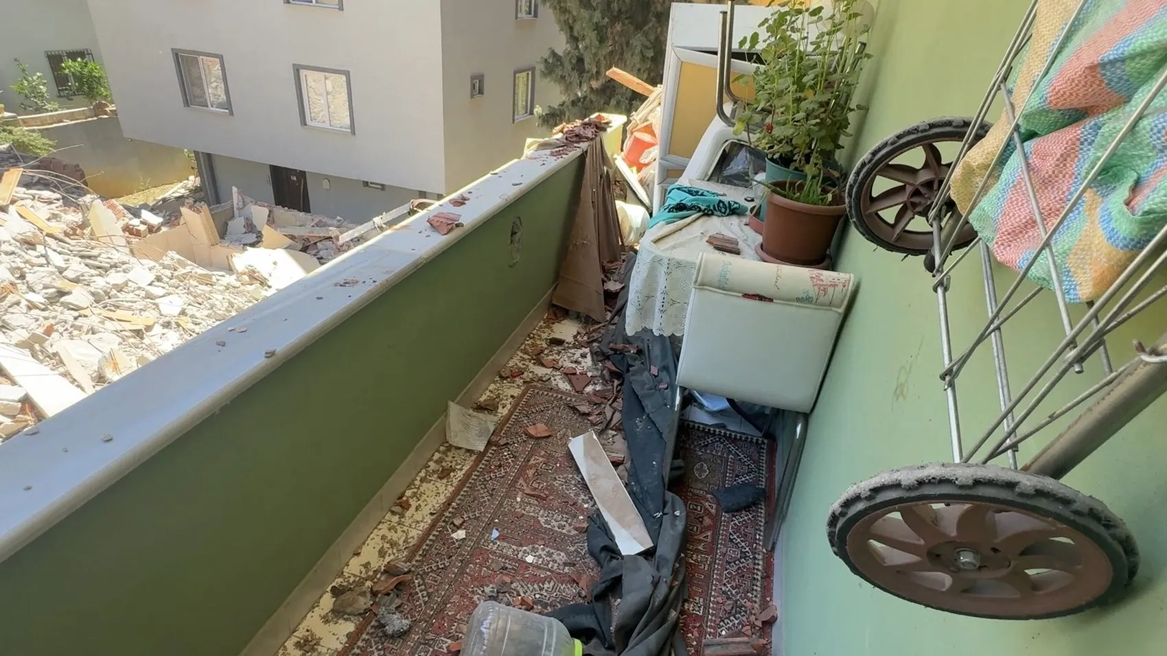 Avcılar'da kentsel dönüşüm yıkımı komşu binayı vurdu