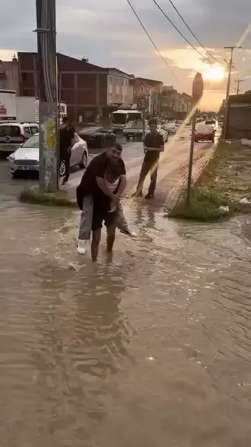 İnegöl’de sel baskını Çocuklar su birikintilerinde yüzdü