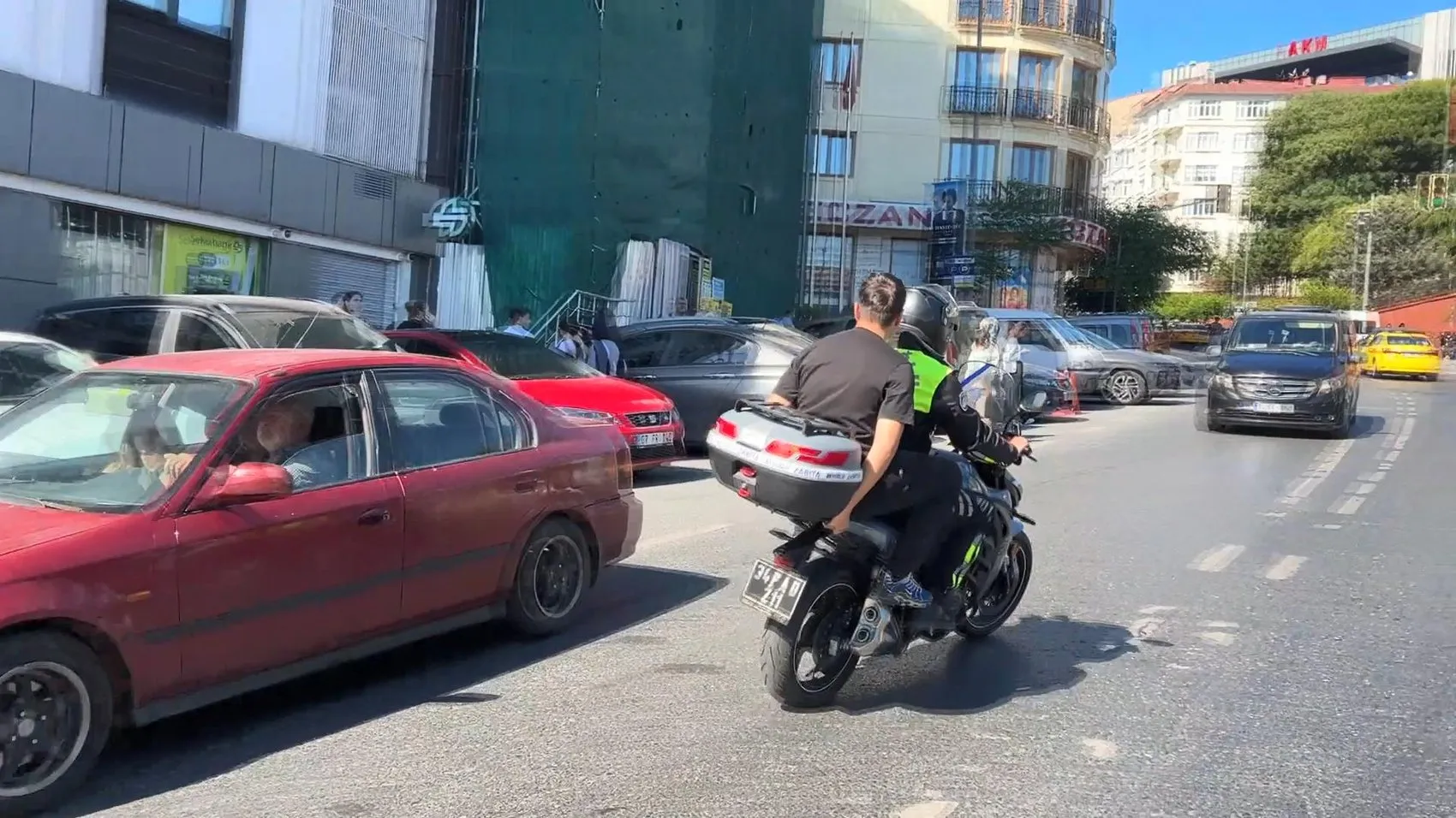 Sınav sabahı kimliğini unutan öğrenciyi zabıta kurtardı