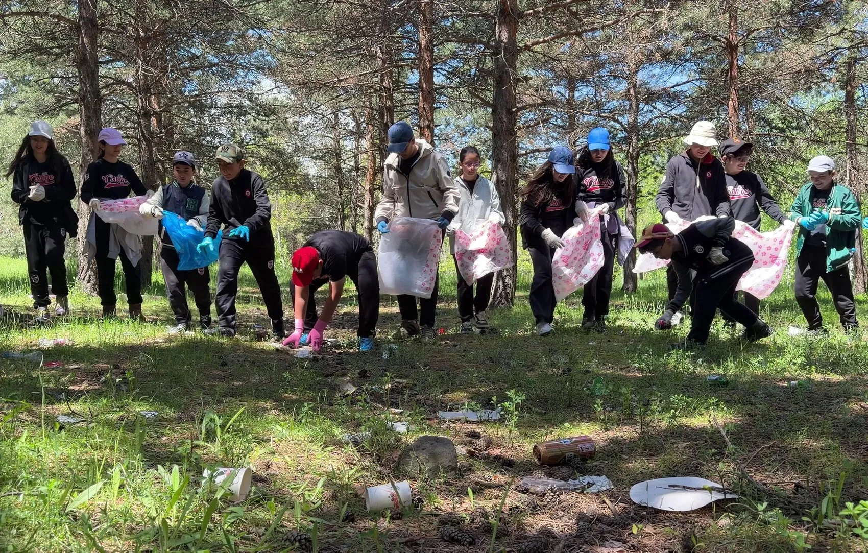 Erzurumlu öğrenciler kampüste temizlik hareketine katıldı