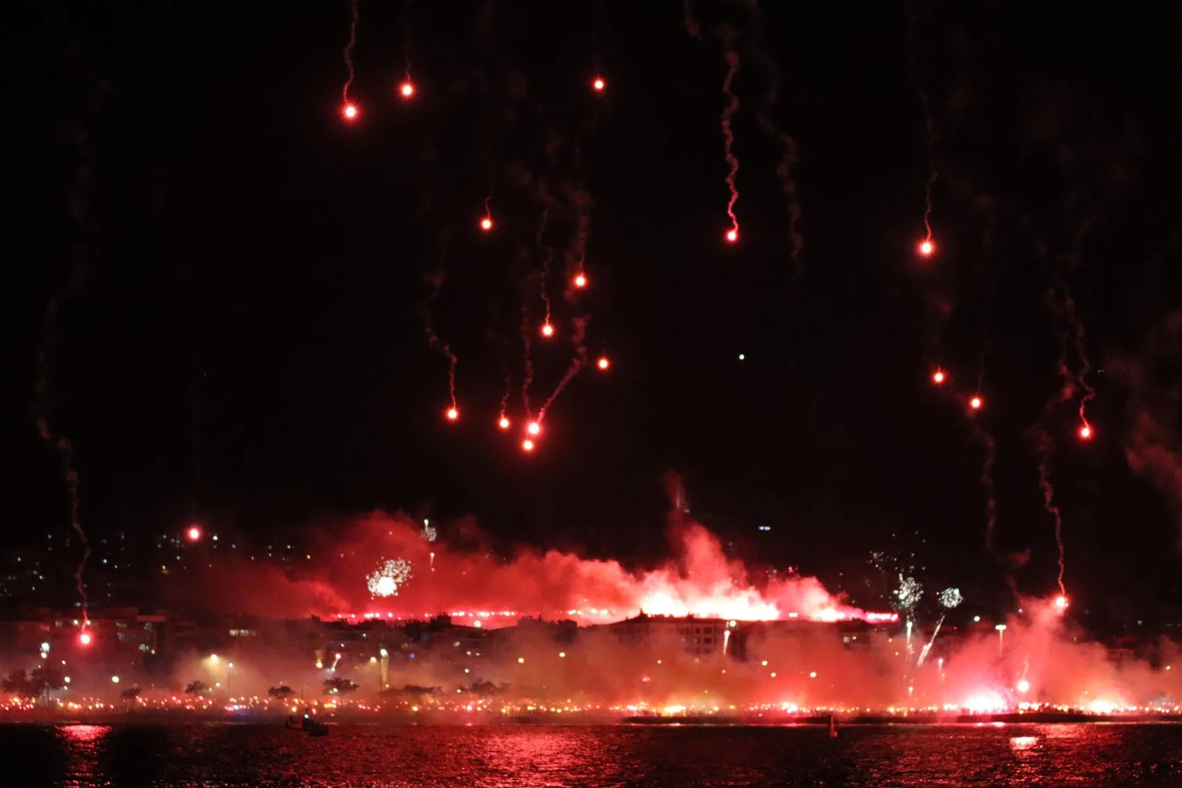 Göztepe taraftarı kulübün 101’inci yaşını meşalelerle kutladı