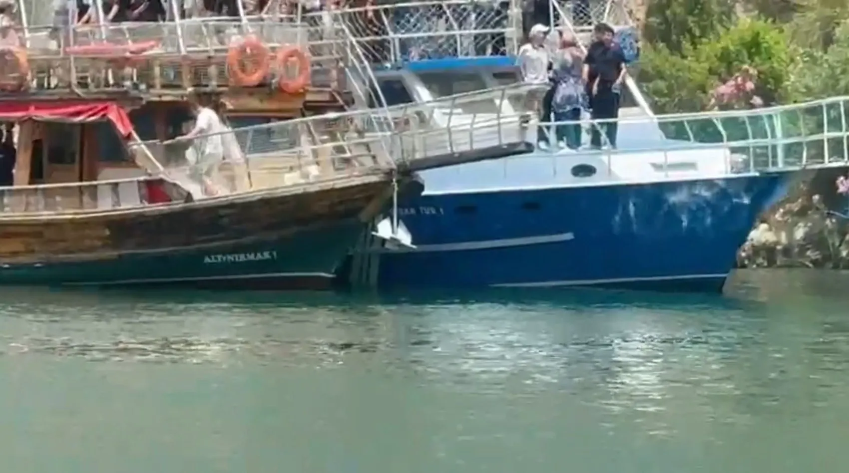 Halfeti sularında motoru arızalanan teknedeki yolculara jandarma yetişti