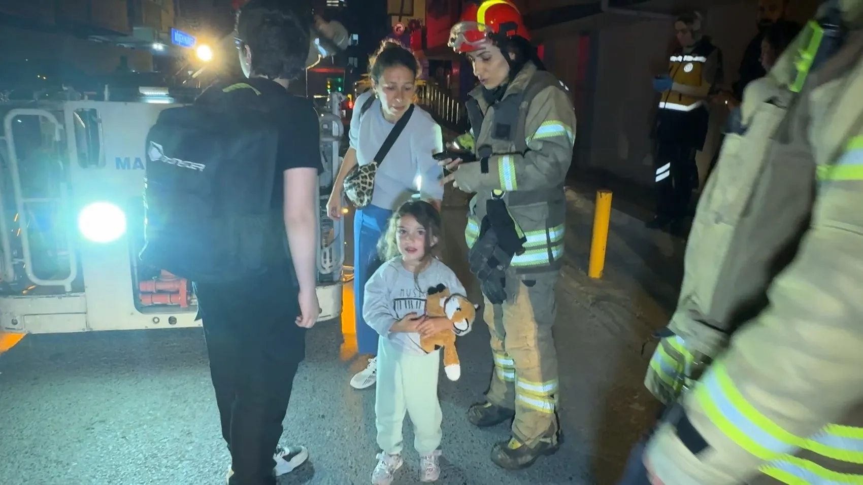 Avcılar'da temel kazısı binayı çökme noktasına getirdi