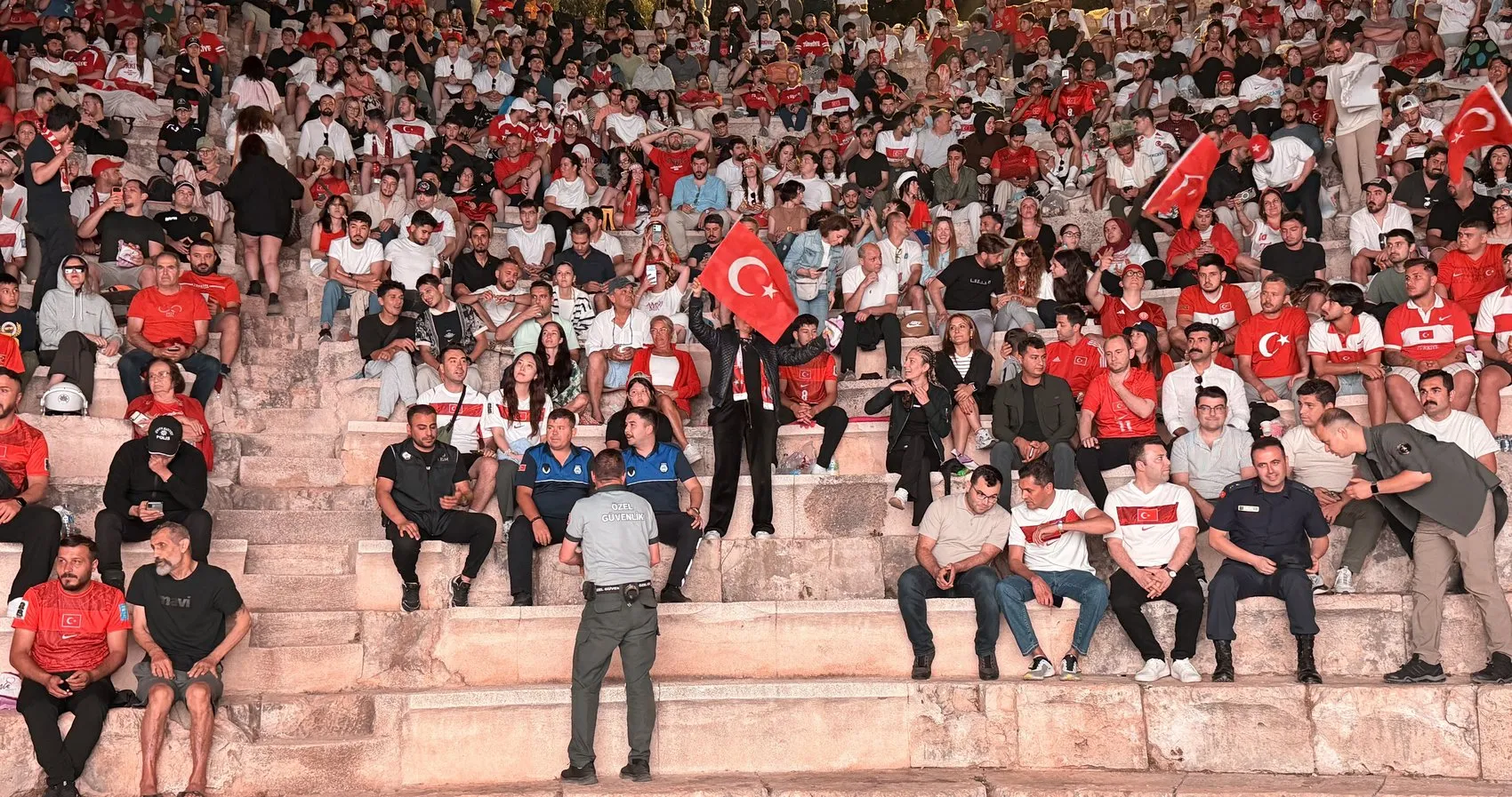 Kaşlılar milli maçı 2 bin yıllık antik tiyatroda izledi