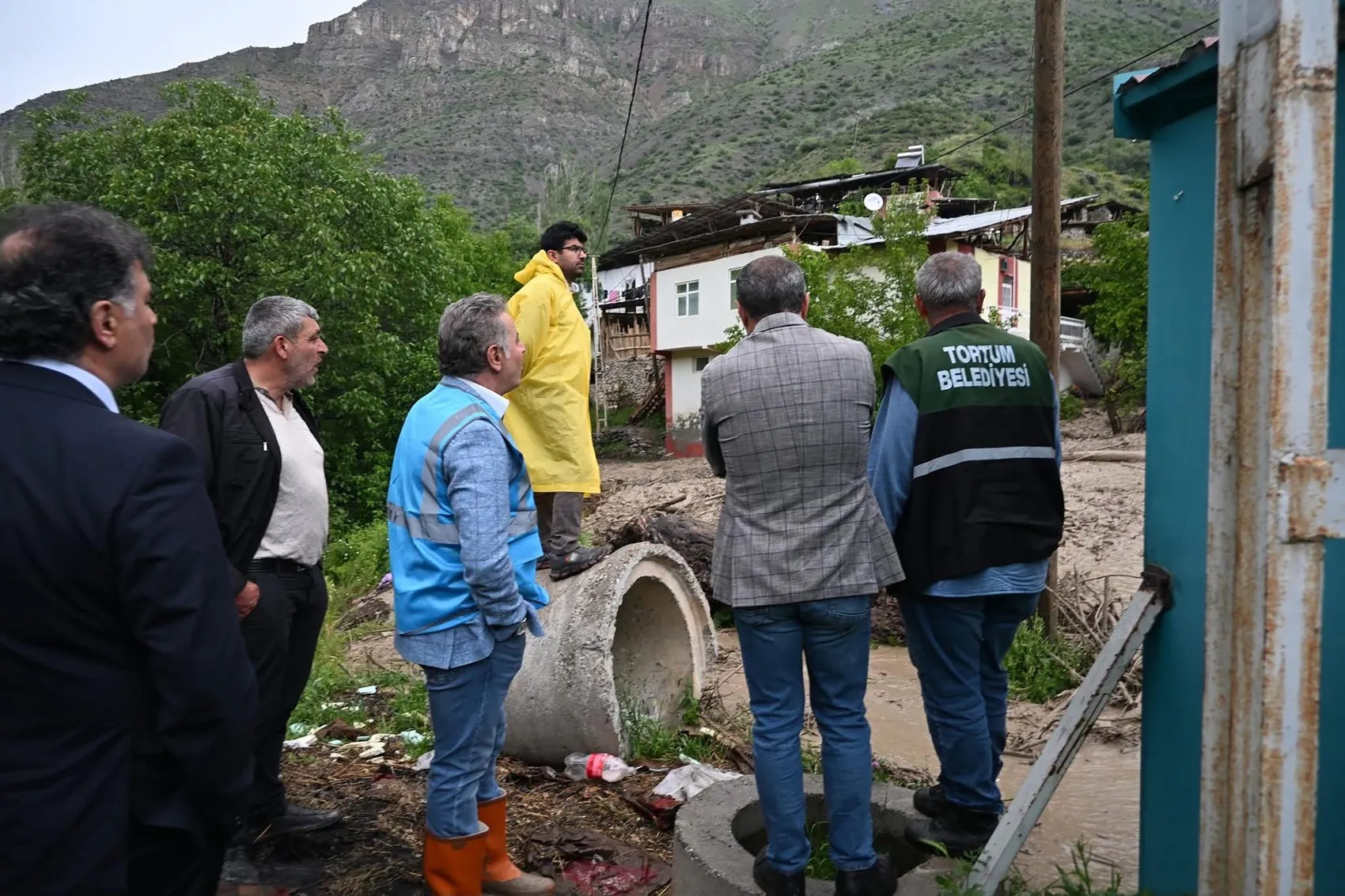 Erzurum Tortum'da toprak kayması yolları kapattı