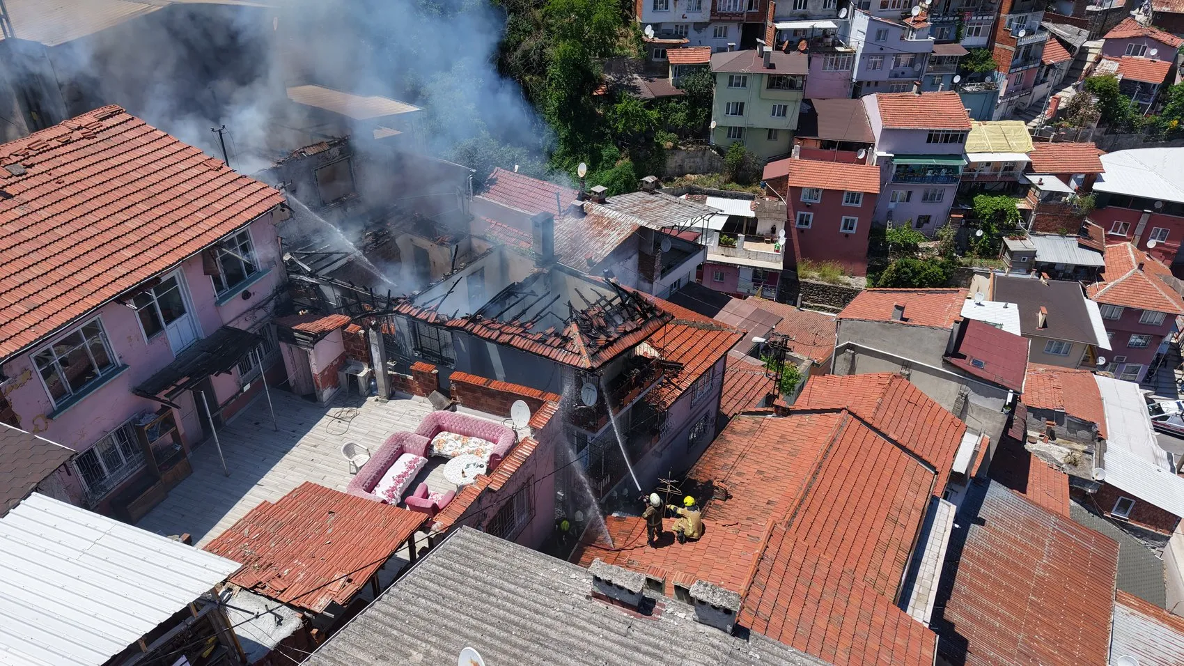 Bursa'da bir yangın iki aileyi evsiz bıraktı