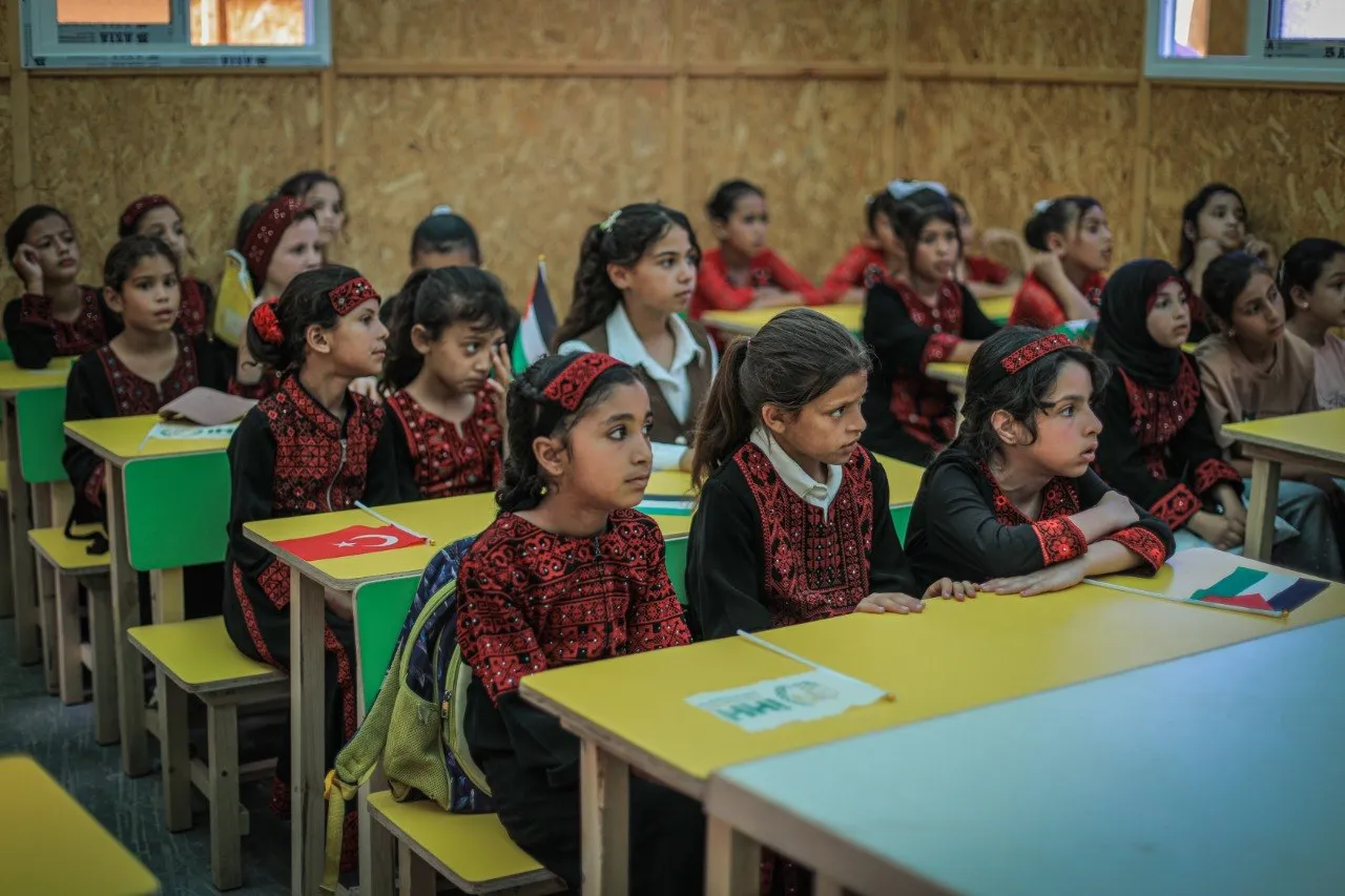 Gazze’de 864 öğrenci için yeni sahra okulu açıldı