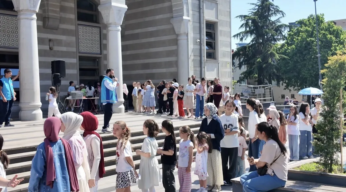 Üsküdar'da cami bahçesi oyun alanına dönüştü